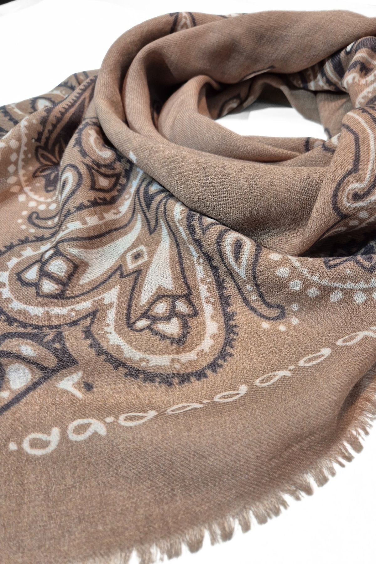 Lähikuva Bahia neliö villahuivi, nuorekas boho paisley kuosi beige väritys