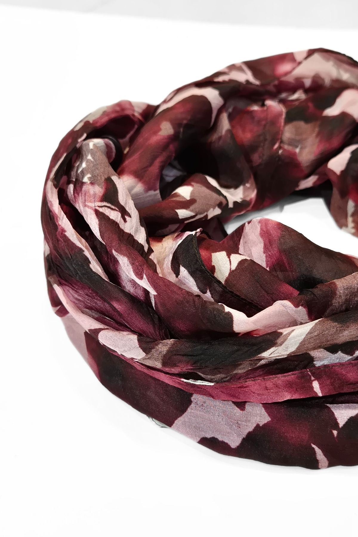Lähikuva tumman rosan sävyisestä Eloise tuubihuivista, pehmeä kiiltävä silkki materiaali