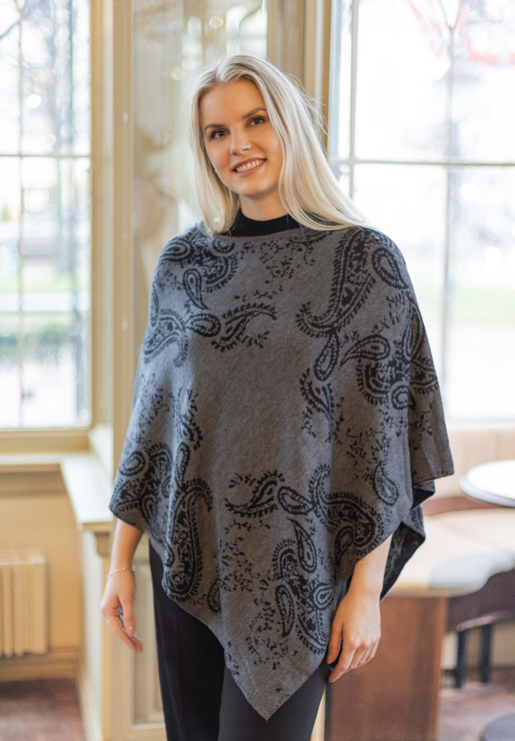 AW26 Emira poncho