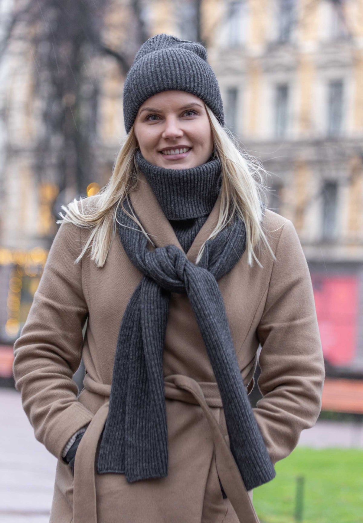 Hallana neulekaulahuivi Halla pipo Lorona kauluri t.harmaat mallilla