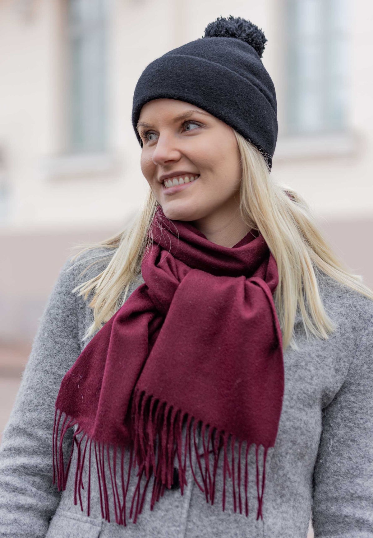 Mallilla Jayla villahattu musta ja Huurre-kaulahuivi viini