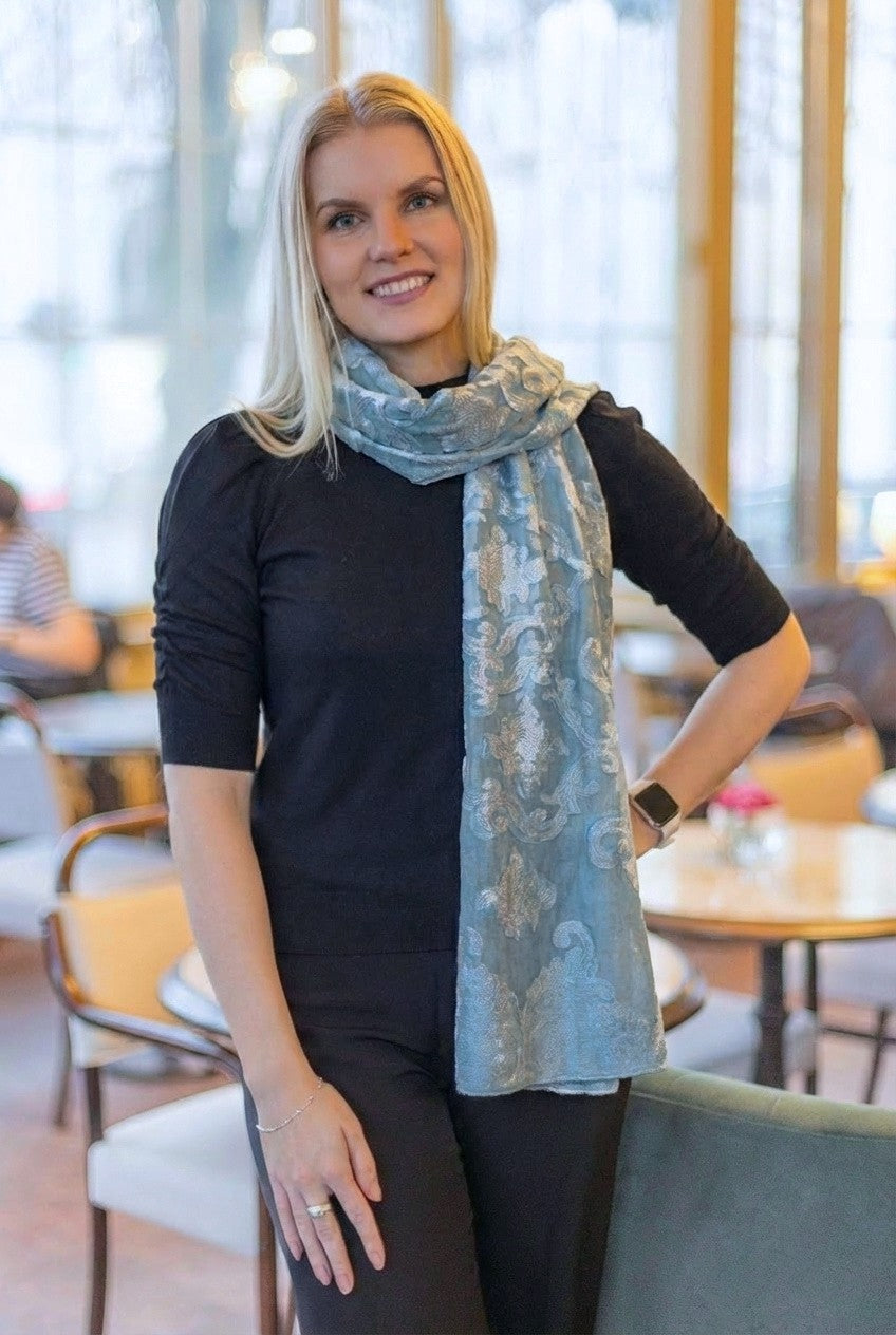 Vaaleansininen ornamenttikuosinen Jasmine juhlahuivi mallin päällä hartialla