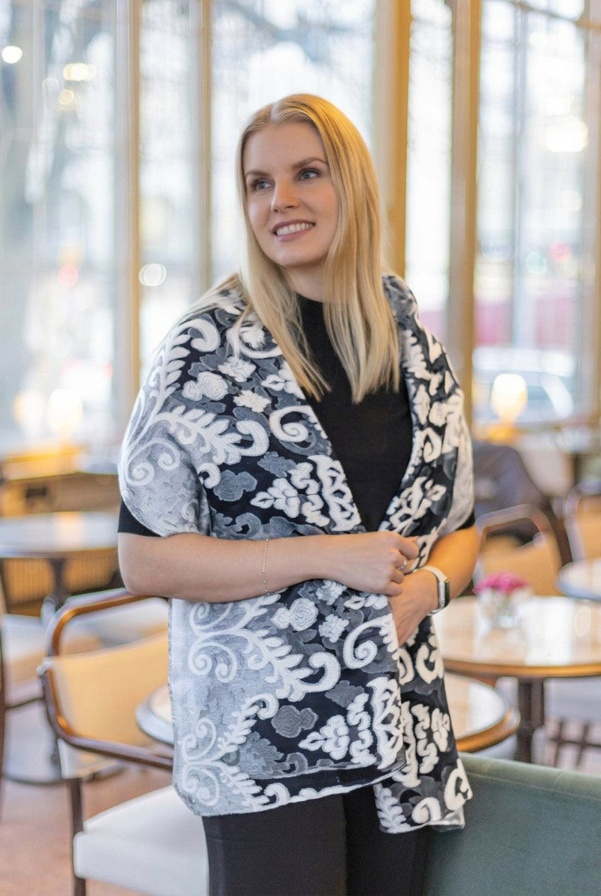 Läpikuultava valkoinen Jasmine juhlahuivi mallin päällä hartioilla
