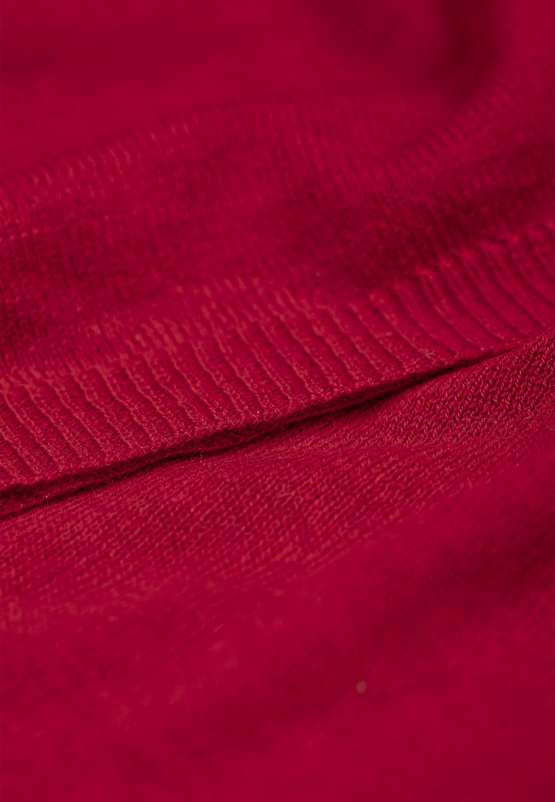 Close-up product image of Juolas Poncho in red