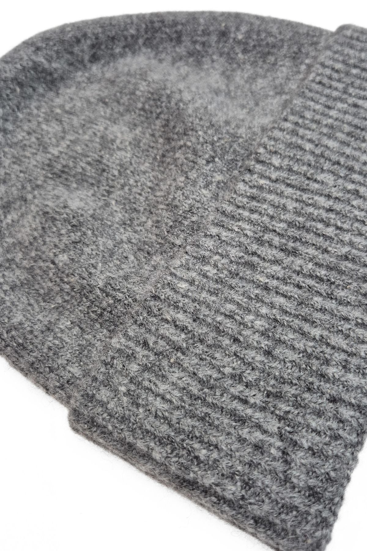 Lähikuvassa Miira neulepipo harmaana, pehmeä villa-silkki materiaali näkyy
