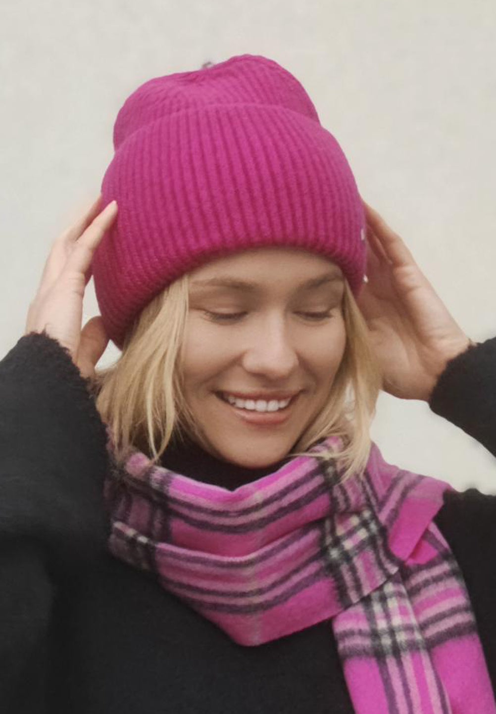 Kuvassa malli, jolla on Halla pipo värissä fuksia.