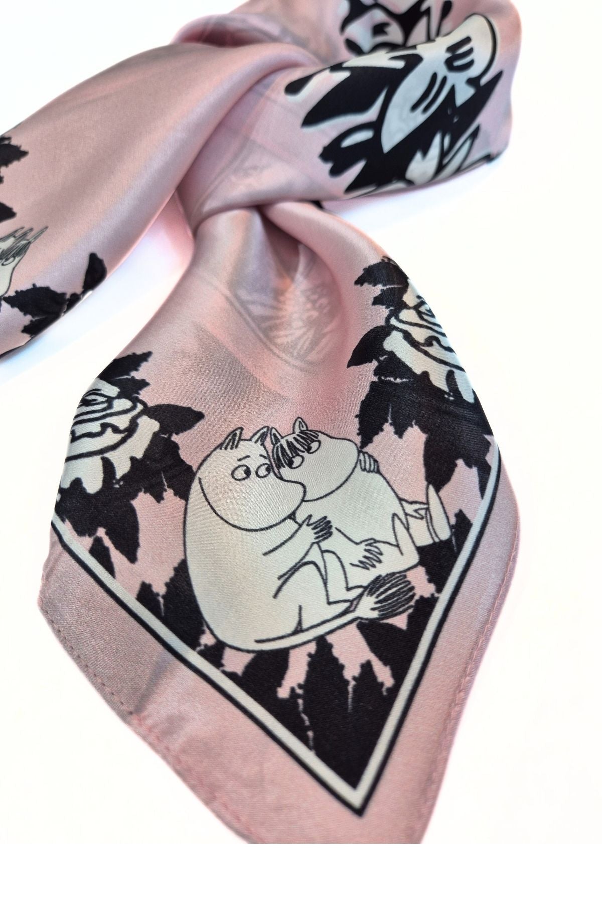 vaaleanpunainen Silkkihuivi muumipeikko ja niiskuneiti kuvitus lähikuvassa