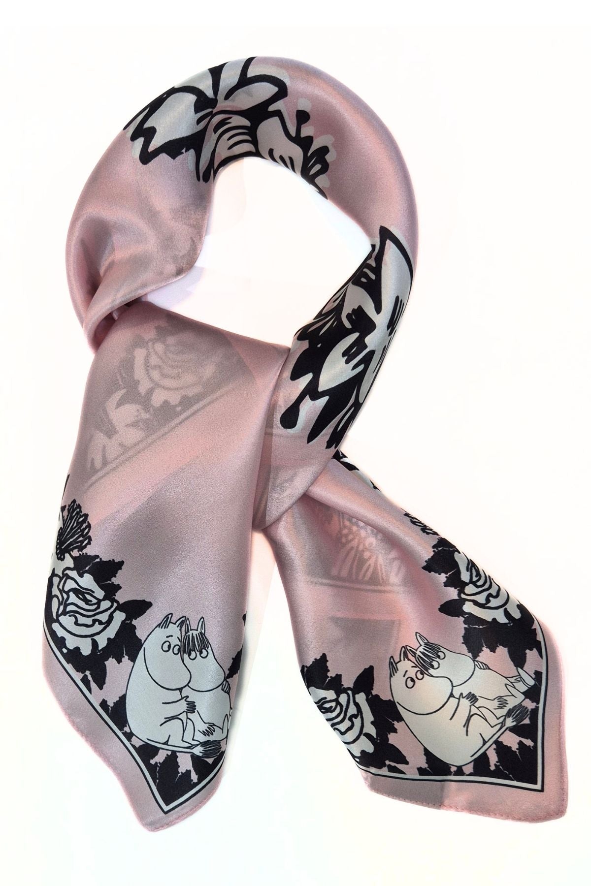 Vaaleanpunainen silkkihuivi muumi kuosi solmittuna tuotekuvassa