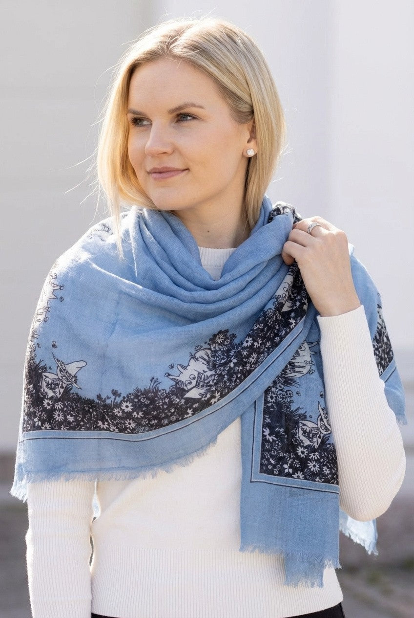 Muumi huivi Kesäpäivä kuosilla käytössä ulkona naisen hartioilla, kevyt huivi arkeen