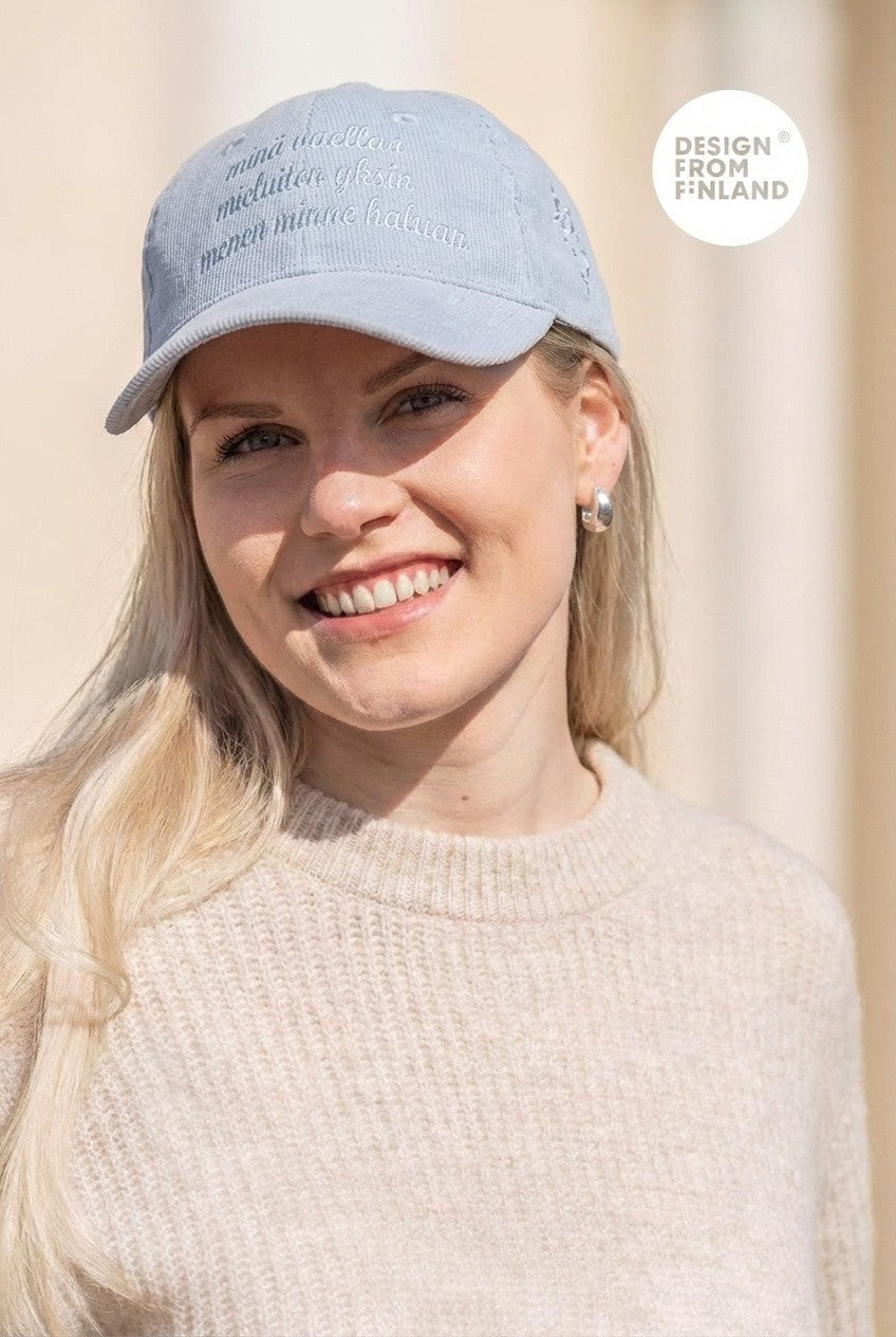 Brodeeratut pipot, kaulurit ja kaulaliinat – omakuosi ja logo