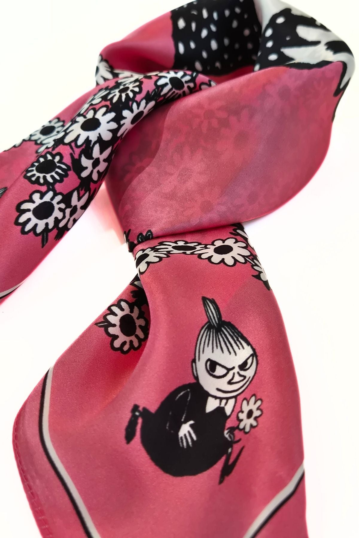 Muumi silkki huivi pinkki kuosi yksityiskohta