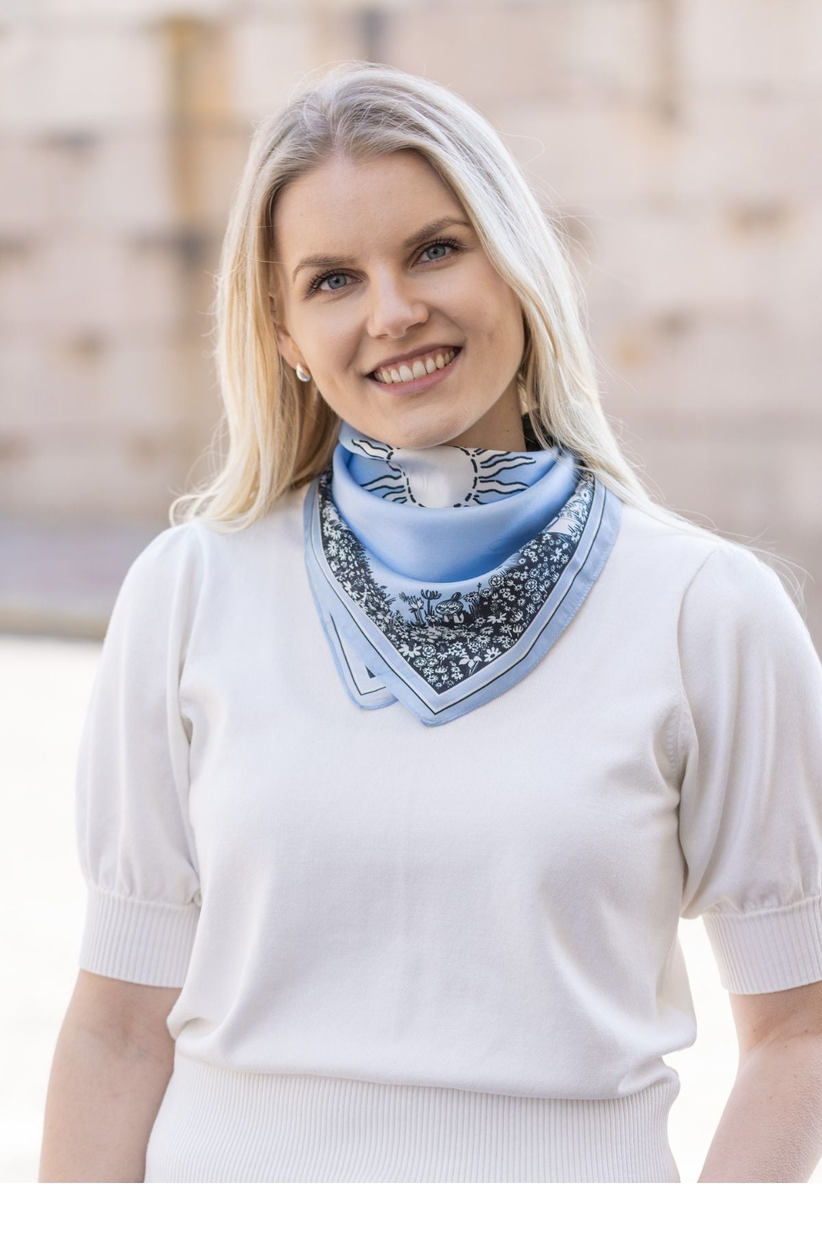 Muumi Kesapaiva silkkihuivi v.sininen mallilla