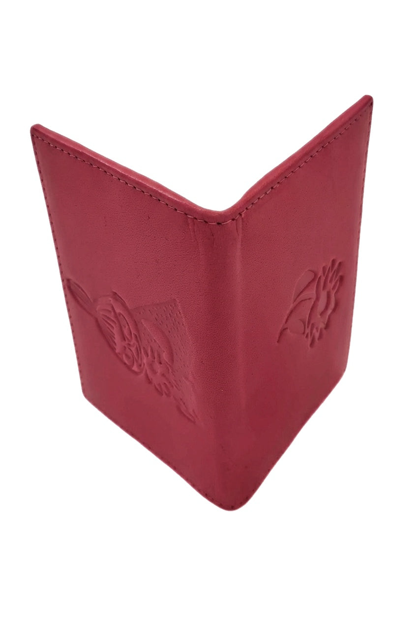 Fuksia Pikkumyy korttilompakko pystyssä tasolla, kompakti ja ohut malli