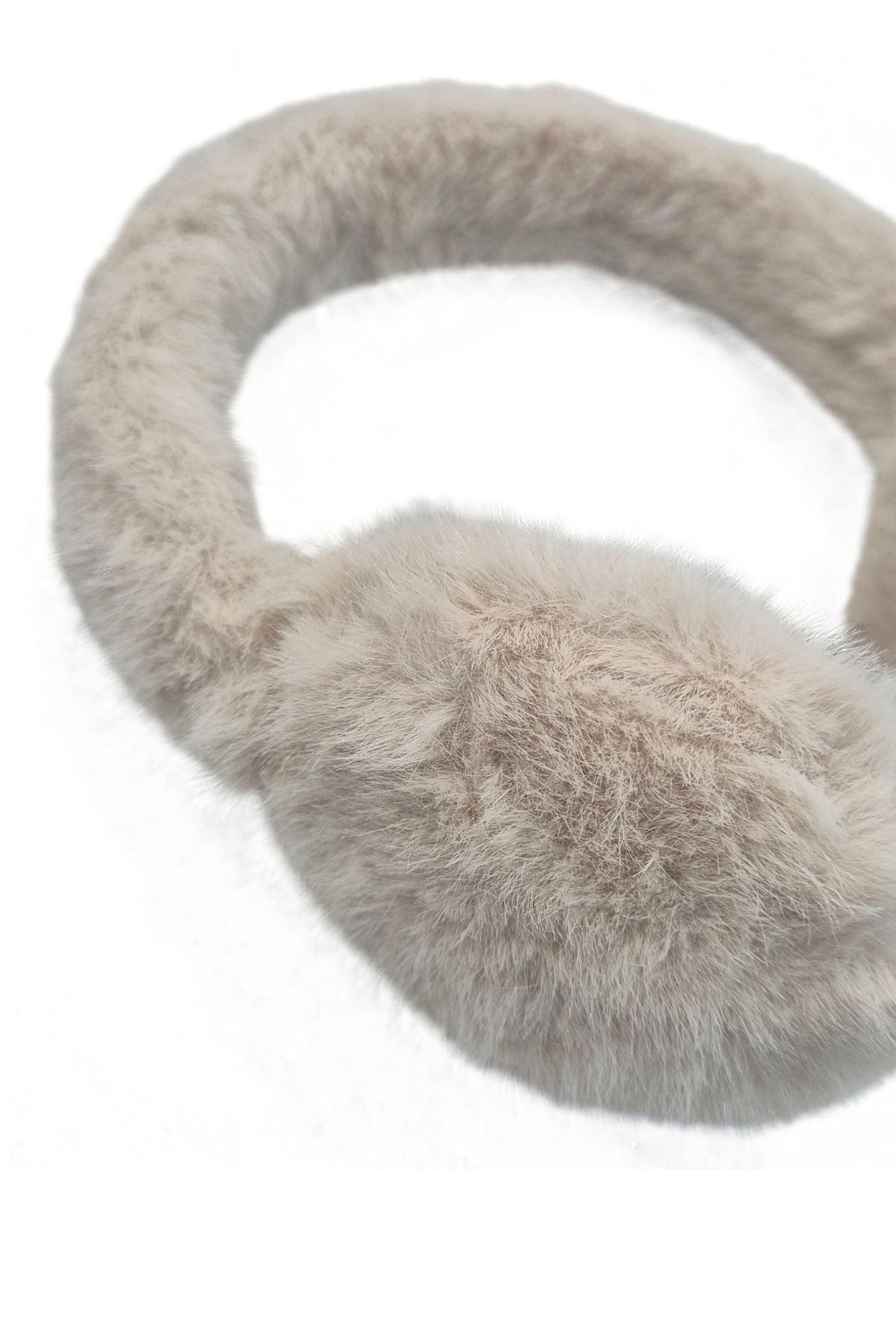 Lähikuva Nadia-korvaläppien tekoturkiksesta, v.beige