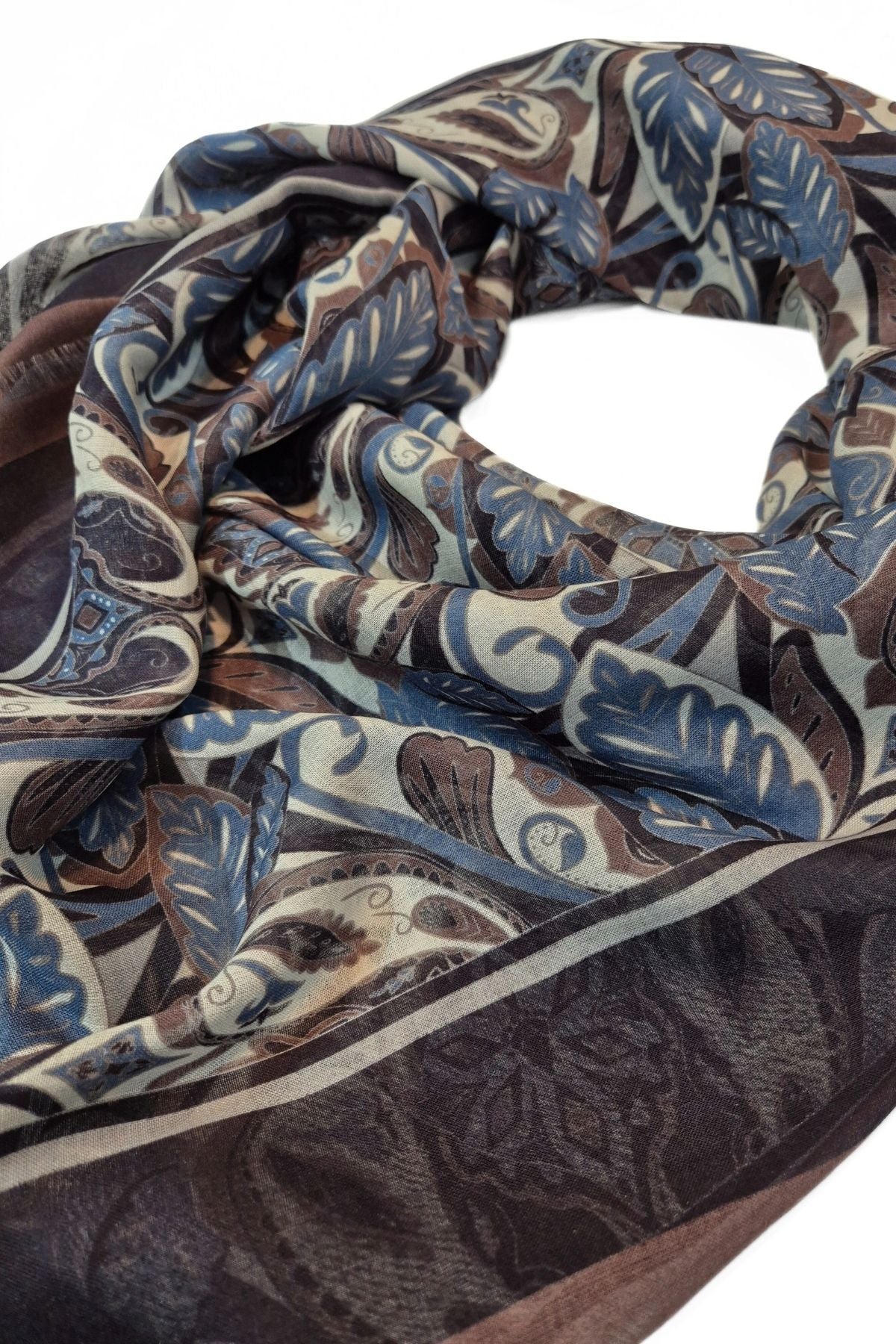 Lähikuvassa sininen Lasessor La Shiori kaulahuivi, sini-ruskea ornamenttikuvio