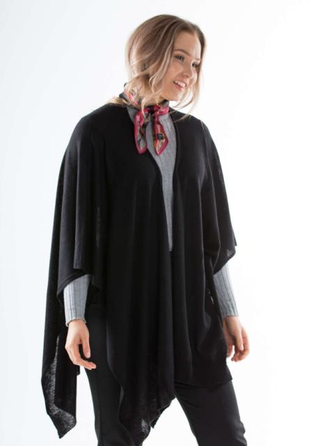 Musta edestä avoin neuleviitta mallin päällä hartioilla rennossa asussa