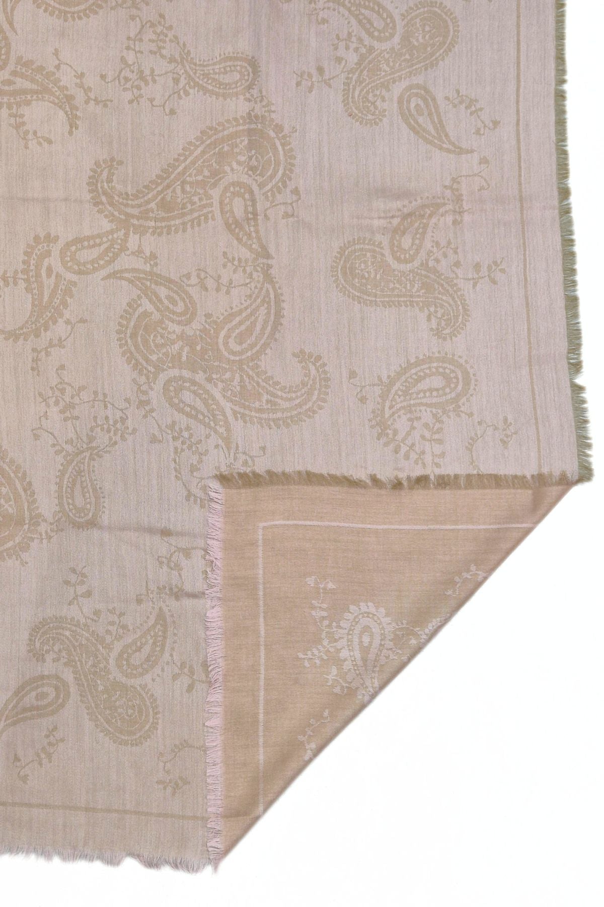 Veda kaulahuivin vanamonkukkia sisältävä Paisley kuosi on suunniteltu Suomessa ja kudottu huiviin jacquard tyylillä - Lasessor Design from Finland