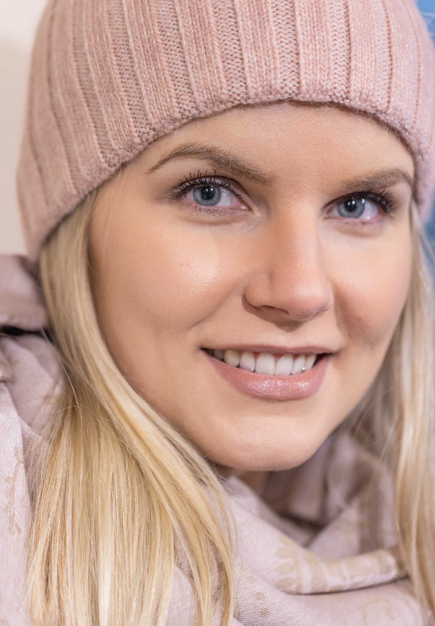 Miranna lurex-neulepipo roosana käytössä, pehmeä istuvuus ja hillitty hohde