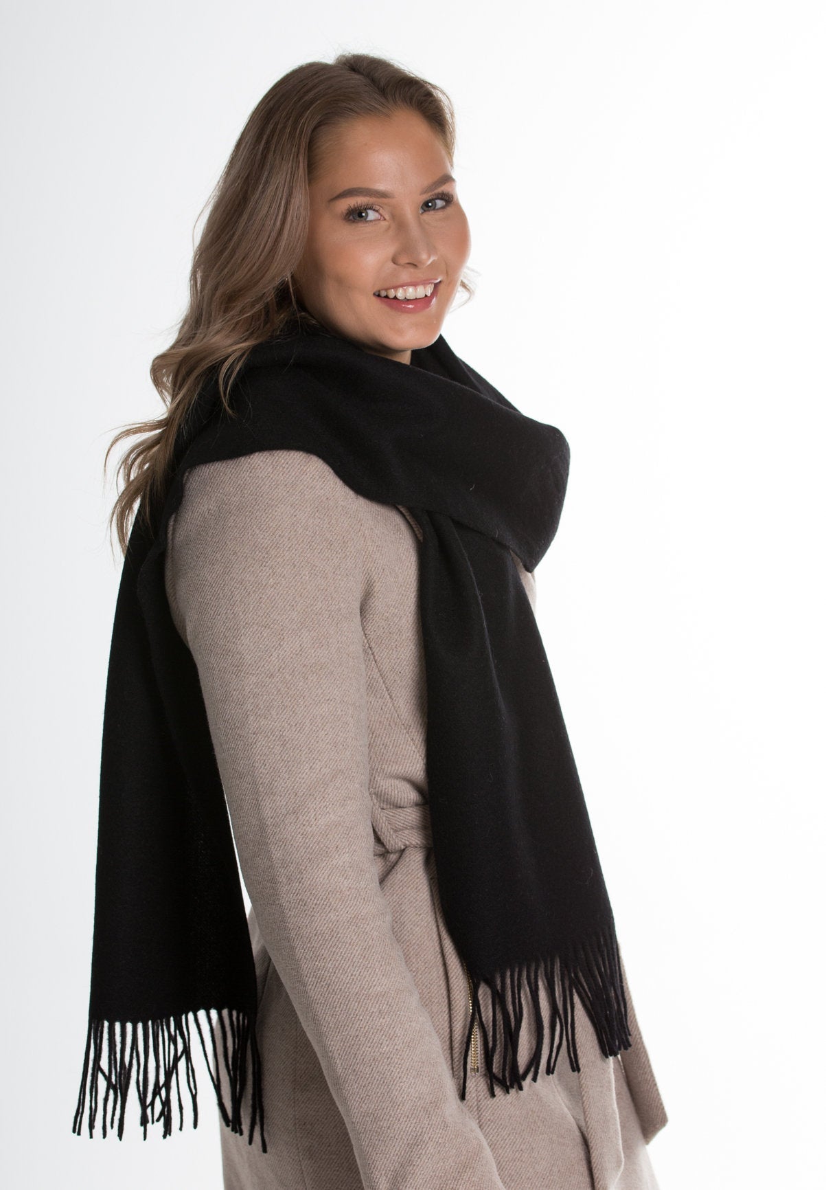 Suomalaisen brändin villakaulahuivi mallin päällä valkoisella taustalla värissä musta.