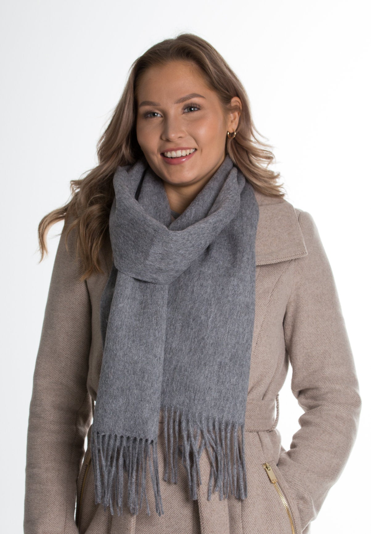 Kuvassa malli, jolla harmaa Huurre villakaulahuivi, joka on suunniteltu suomessa.