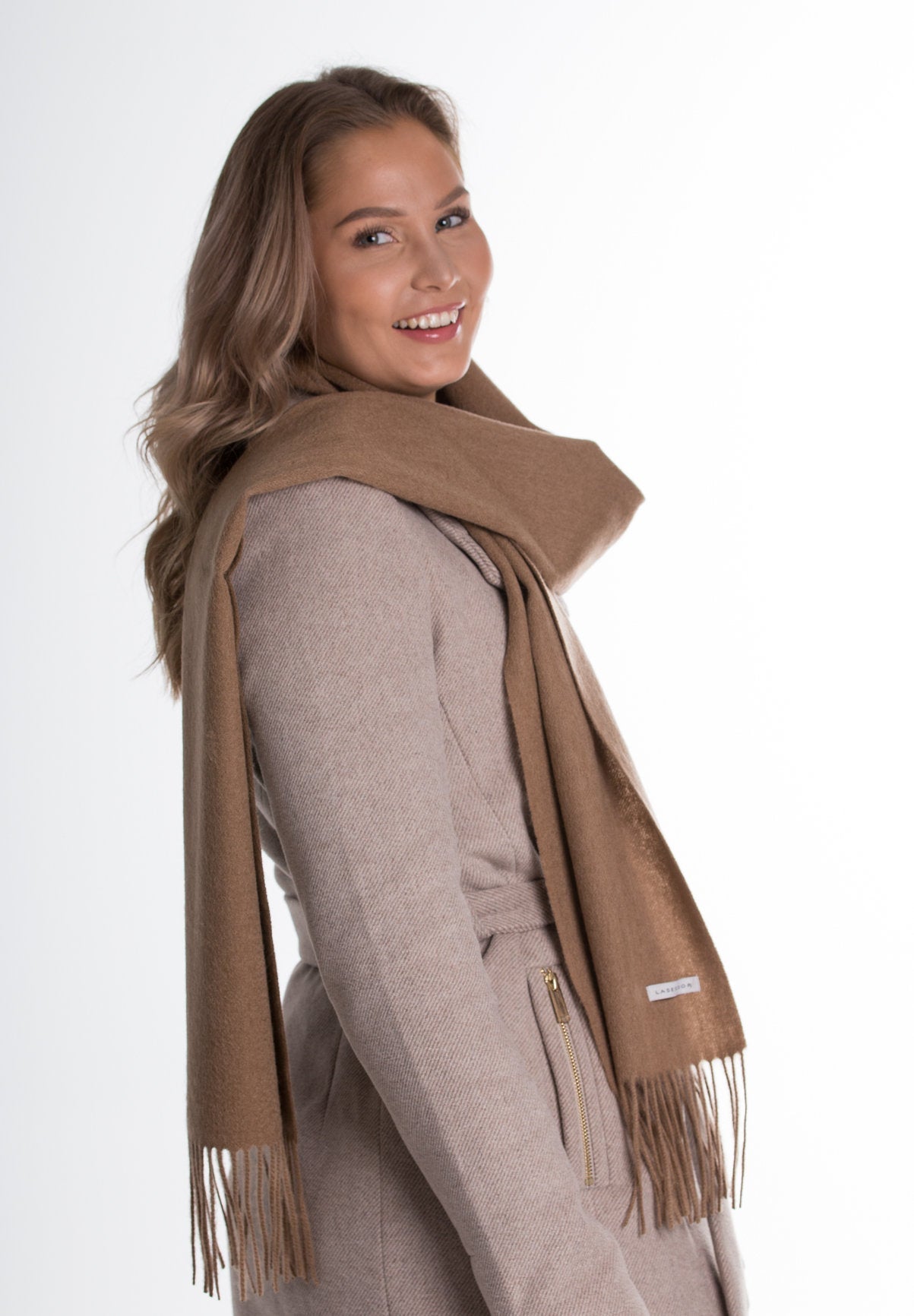 Sivusta kuvattu malli jolla Huurre design villakaulahuivi.