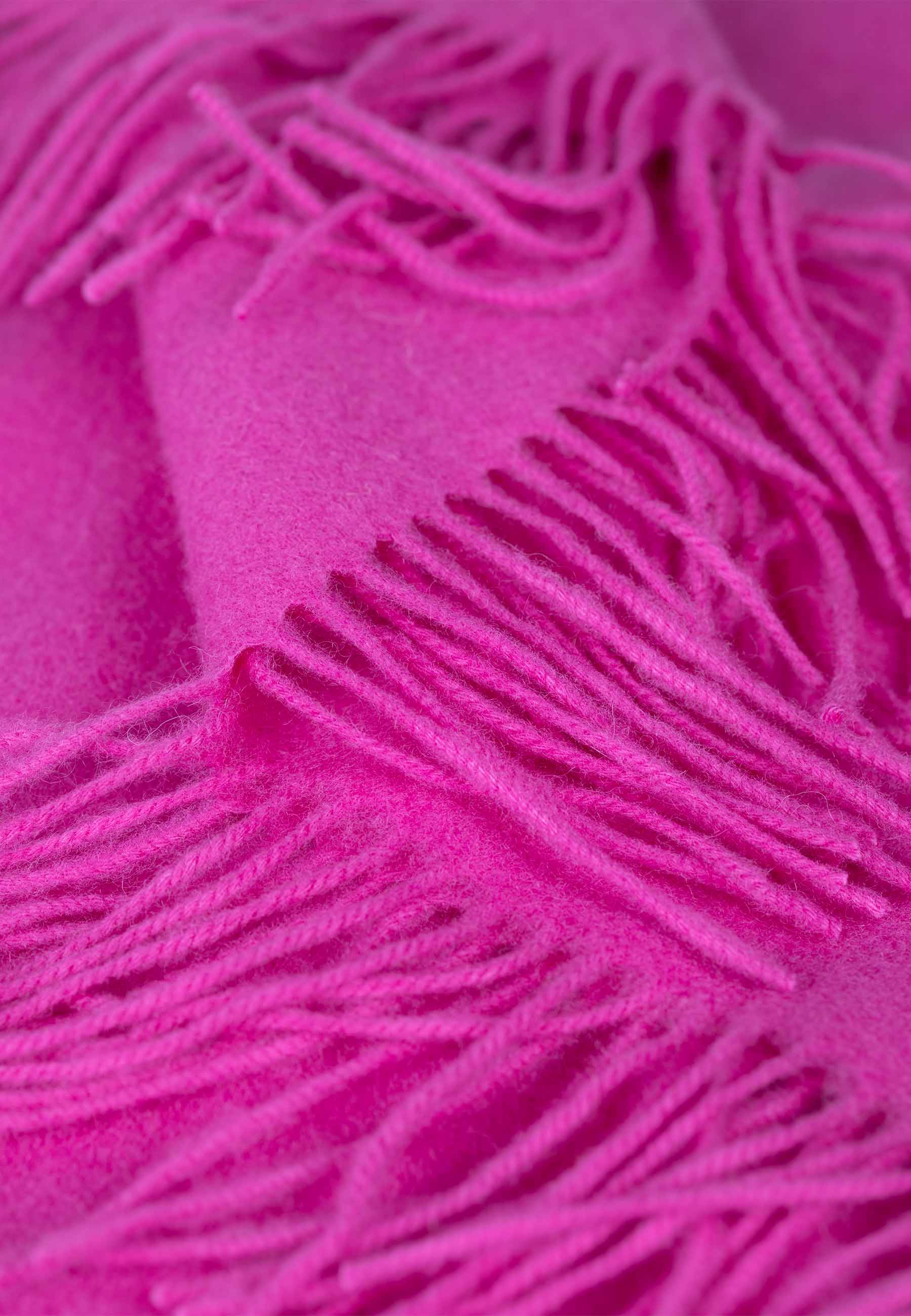 Lähikuva Huurre villakaulahuivi värissä fuksia.