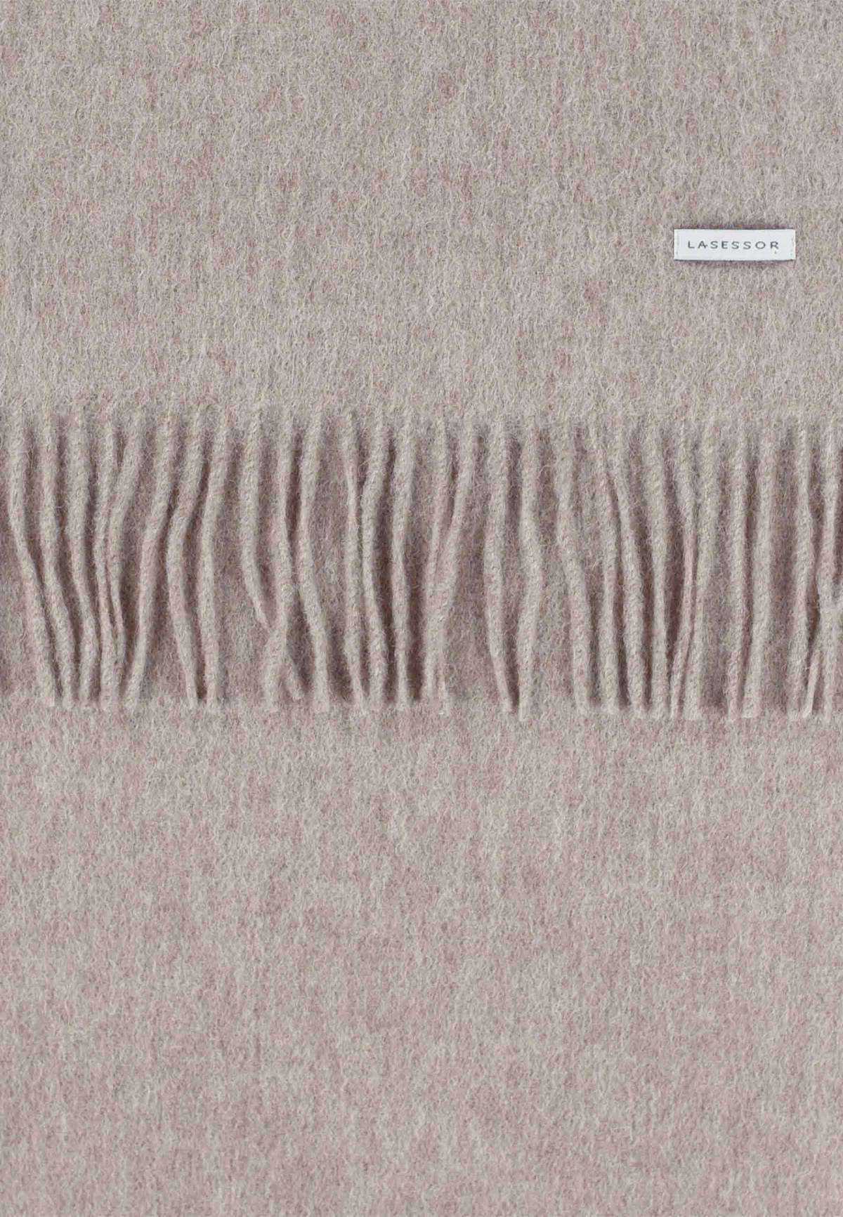 Lähikuva hiekan värisestä kaulaliinasta, jossa Lasessor logo. Villakaulahuivi.