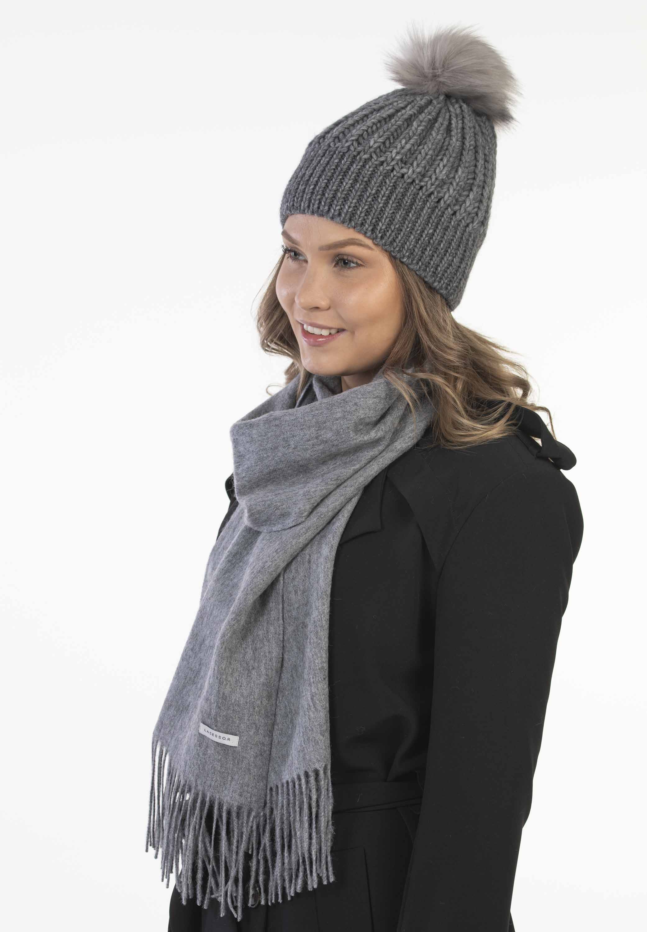 Sivusta kuvattu malli jolla Huurre design villakaulahuivi ja Gia tupsupipo.