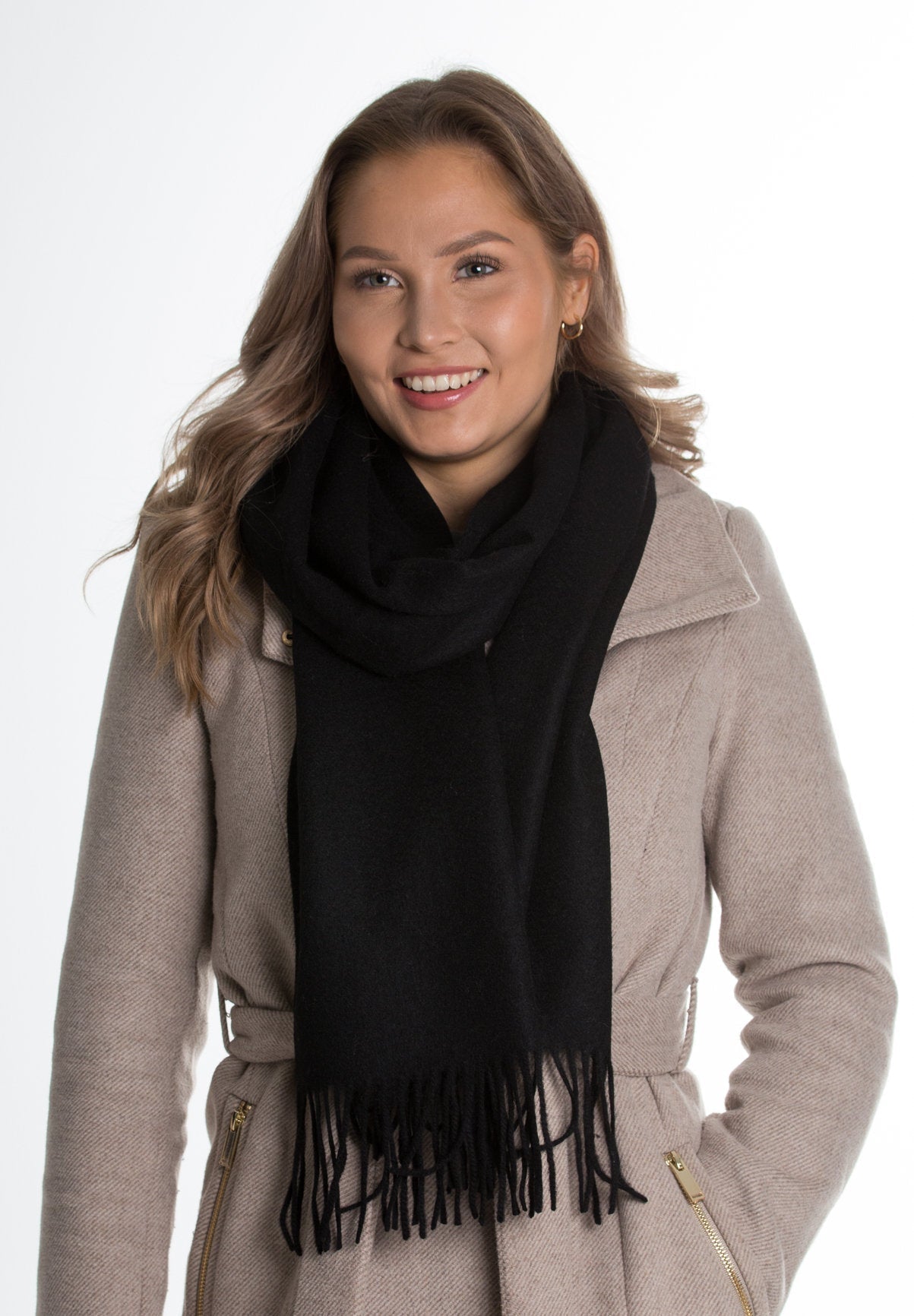 Huurre villakaulahuivi mallilla valkoisella taustalla kuvattuna.