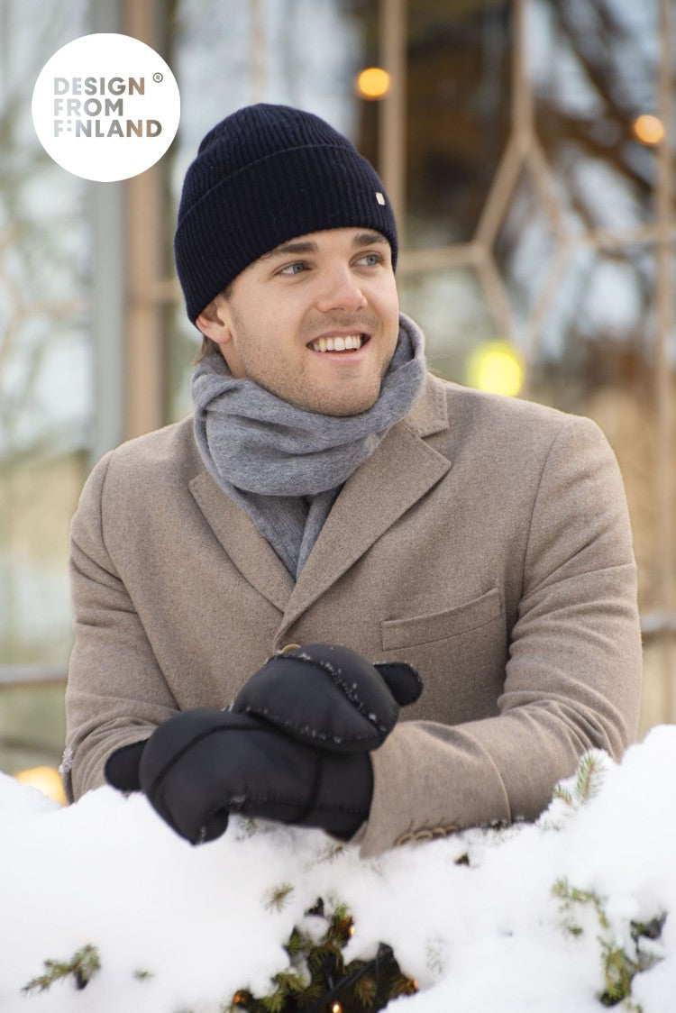 Mies jolla Huurre villakaulahuivi ulkona.