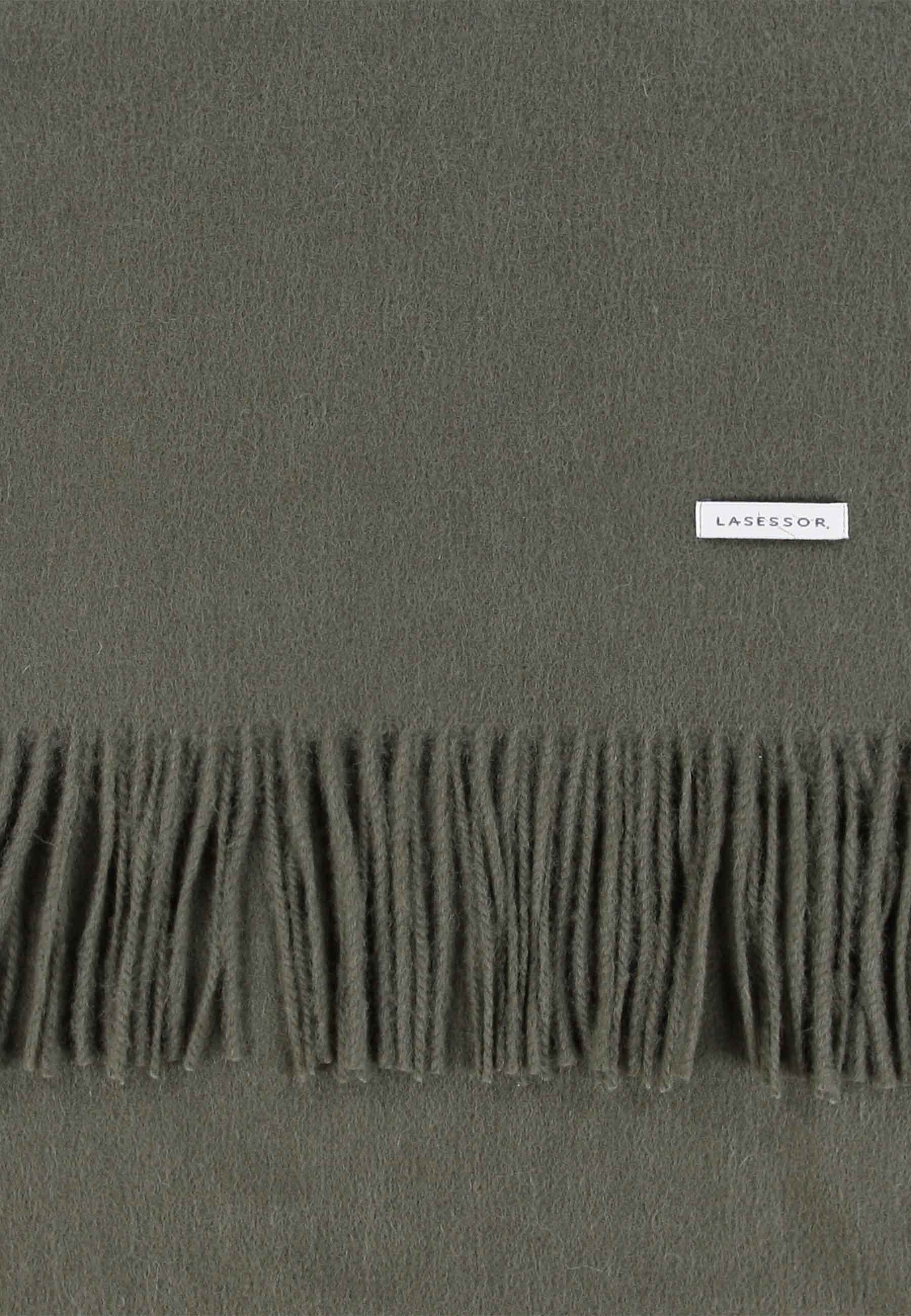 Huurre villakaulahuivi värissä oliivi, jossa Lasessor logo, kuvattu ylhäältä.