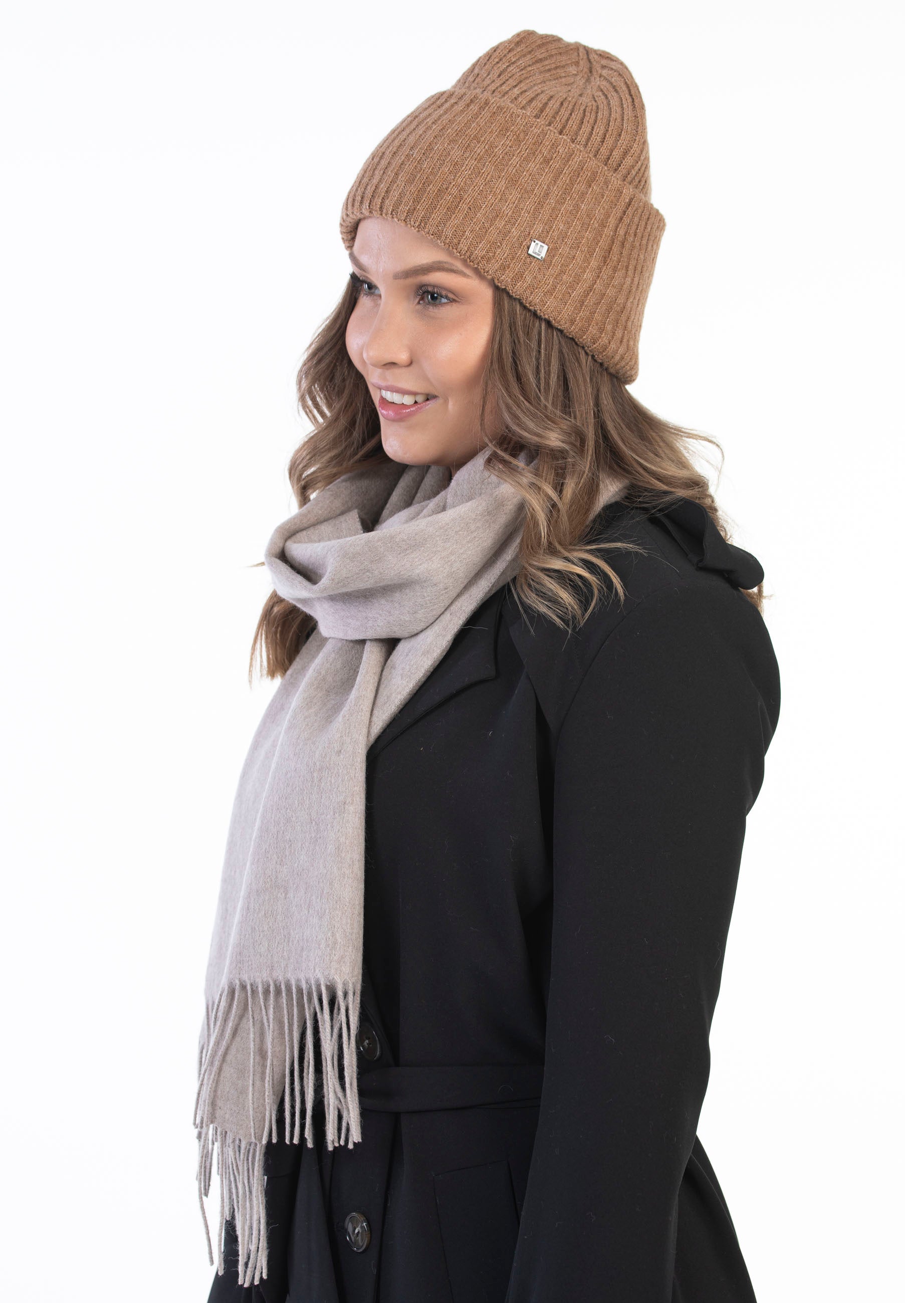 Sivusta kuvattu malli jolla Huurre design villakaulahuvi nutrian värisenä ja Lasessor pipo.