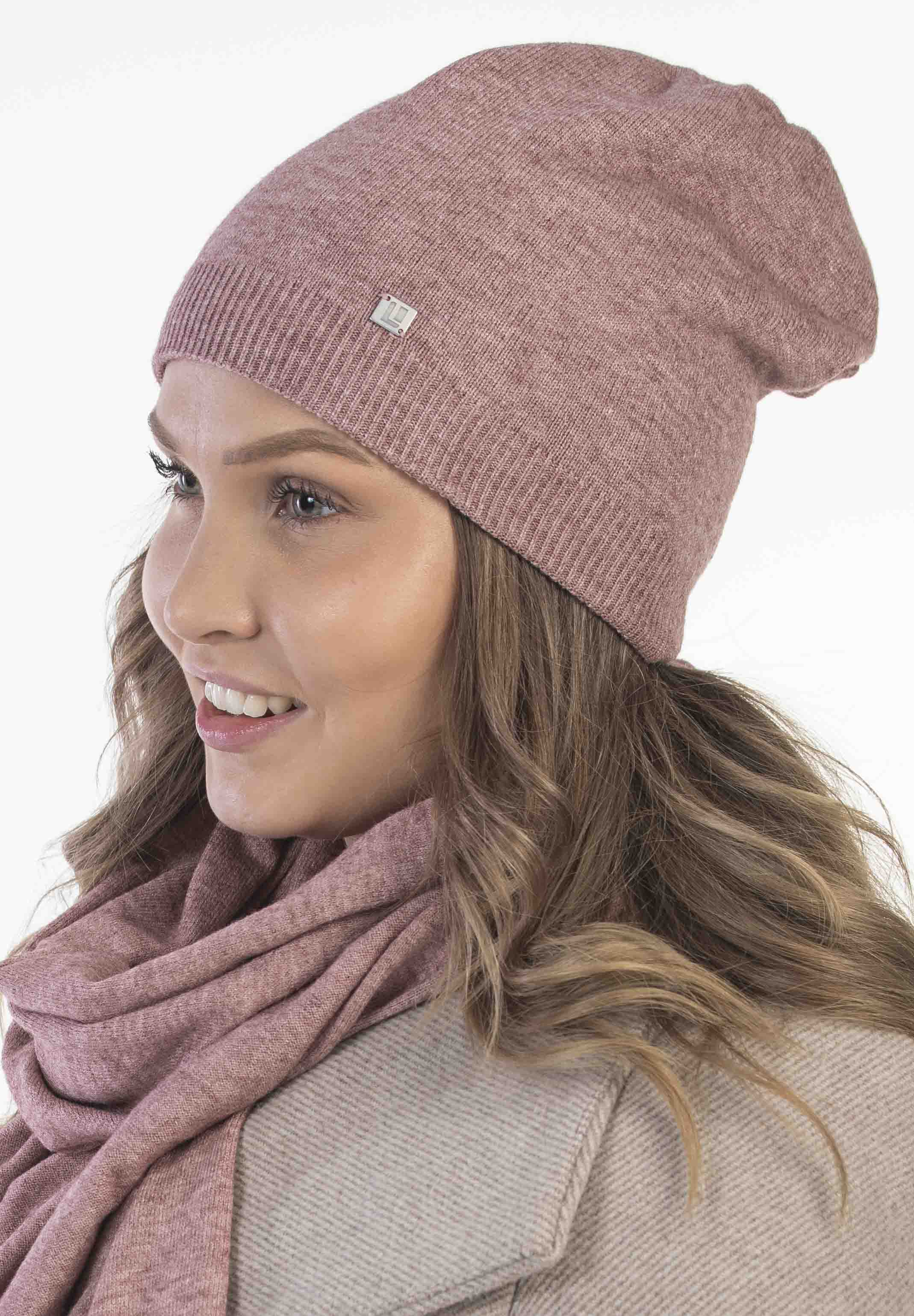 Enna beanie pipo tumma roosa asuste päähine suomalainen lasessor mallilla sivulta