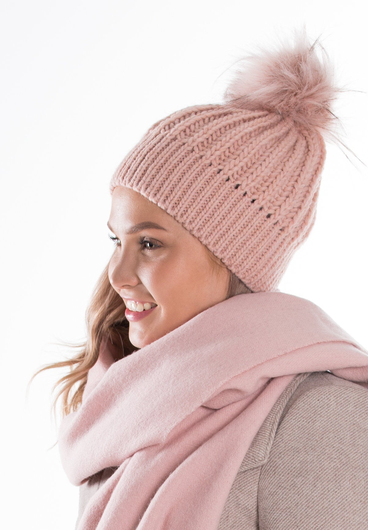 Gia tupsupipo nainen asuste suomalainen kotimainen lasessor beanie furpompom vaaleanpunainen