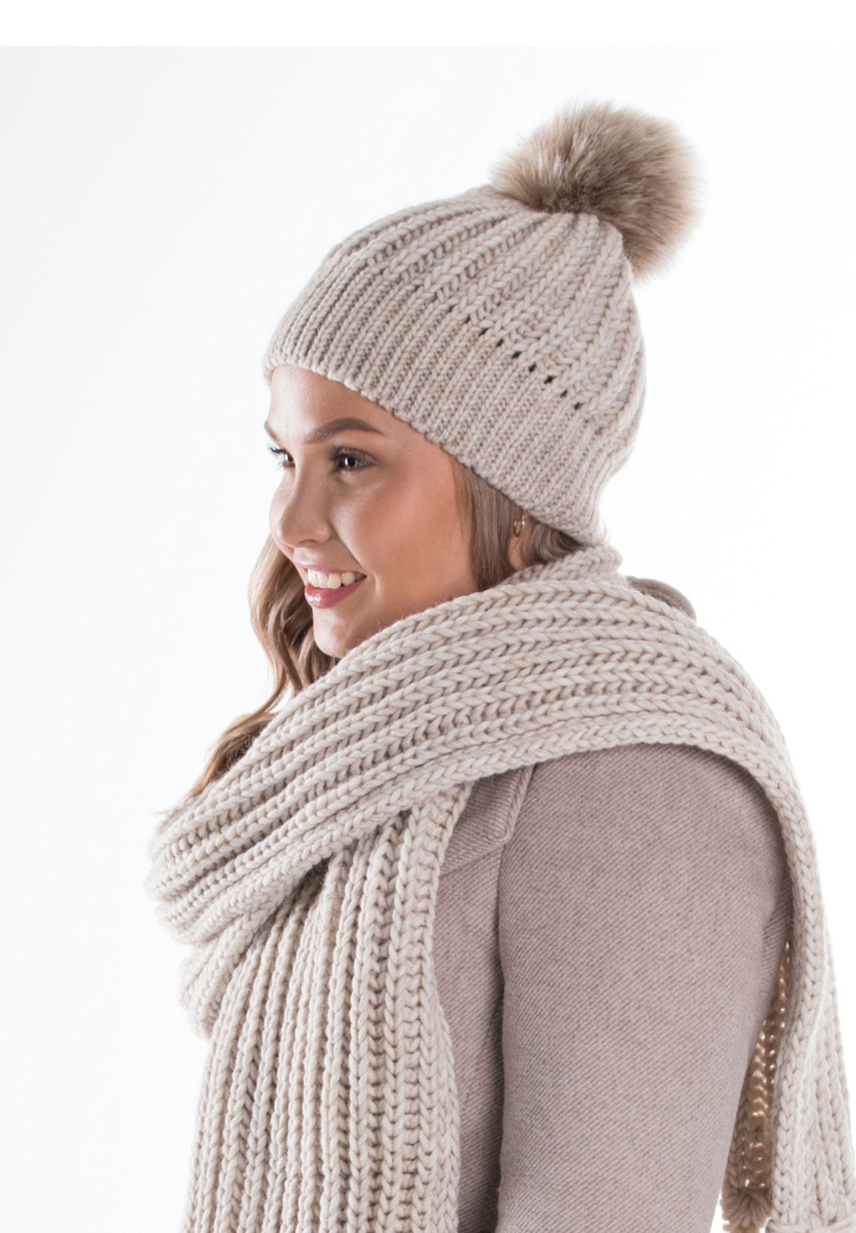Gia tupsupipo nainen asuste suomalainen kotimainen lasessor beanie furpompom beige