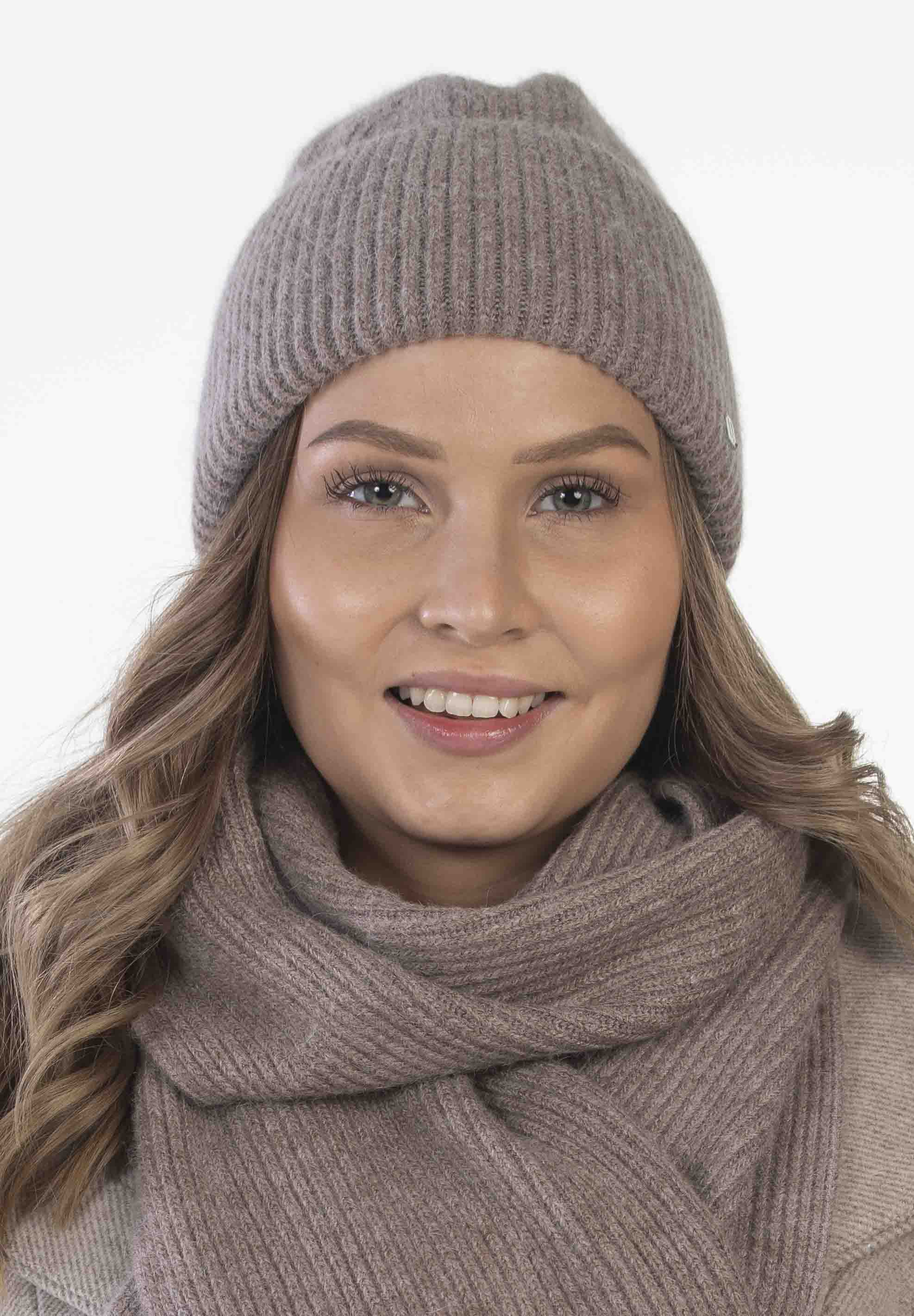 Kuvassa malli, jolla on Halla pipo, sekä Hallana kaulaliina värissä nutria edestä kuvattuna.