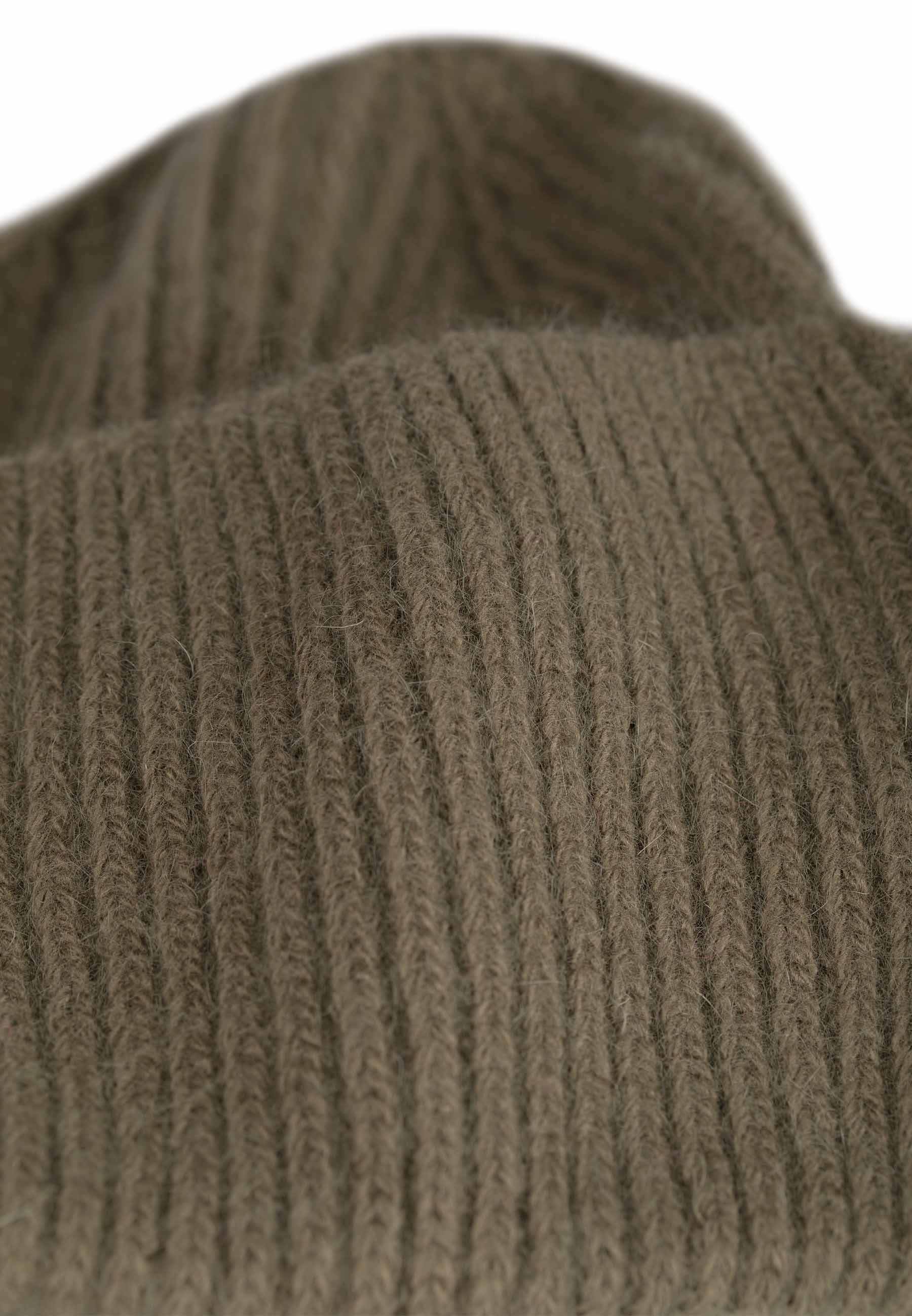 Lähikuva Halla - piposta värissä oliivi  valkoisella taustalla