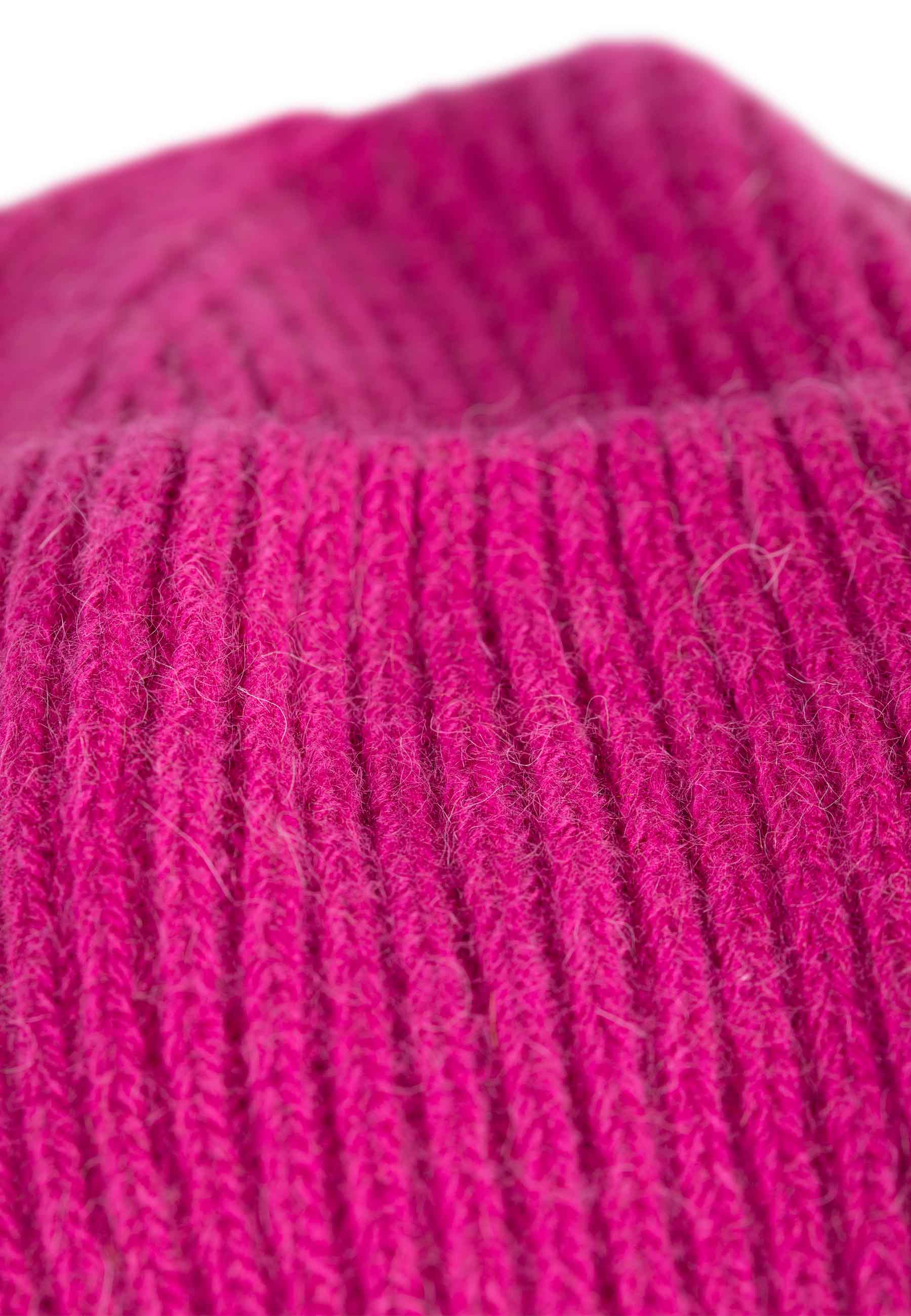 Kuvassa Halla - pipo läheltä valkoisella taustalla värissä fuksia.