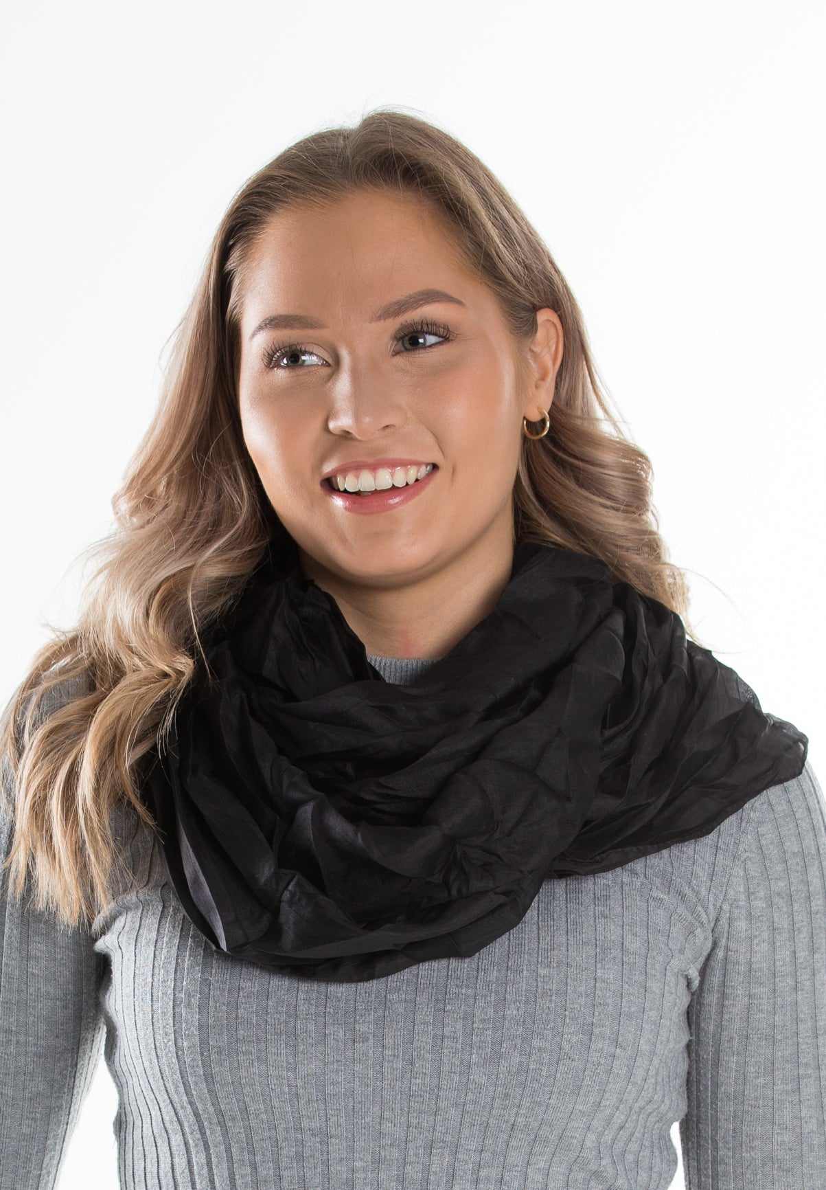 Kiana silkkihuivi tuubihuivi naisella kaulassa woman wearing lasessor kotimainen musta