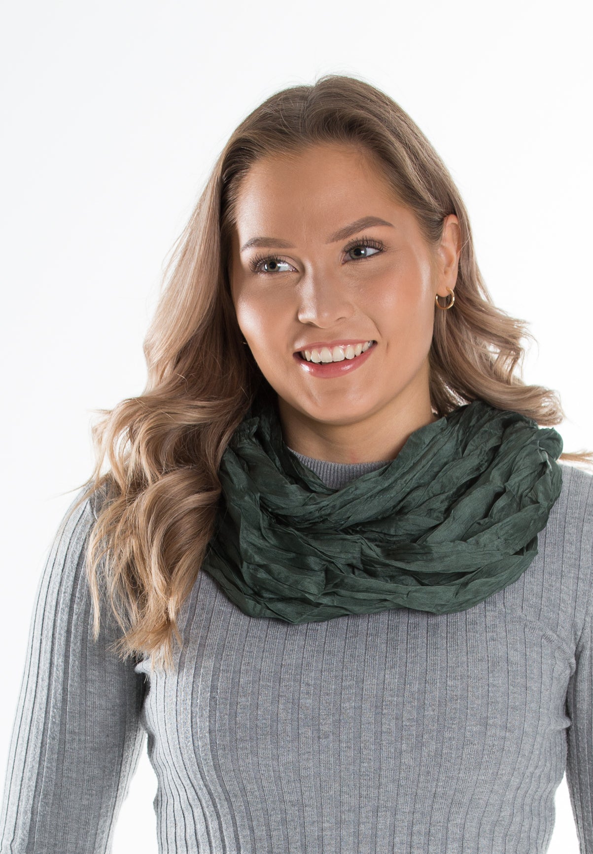 Kiana silkkihuivi tuubihuivi naisella kaulassa woman wearing lasessor kotimainen vihreä
