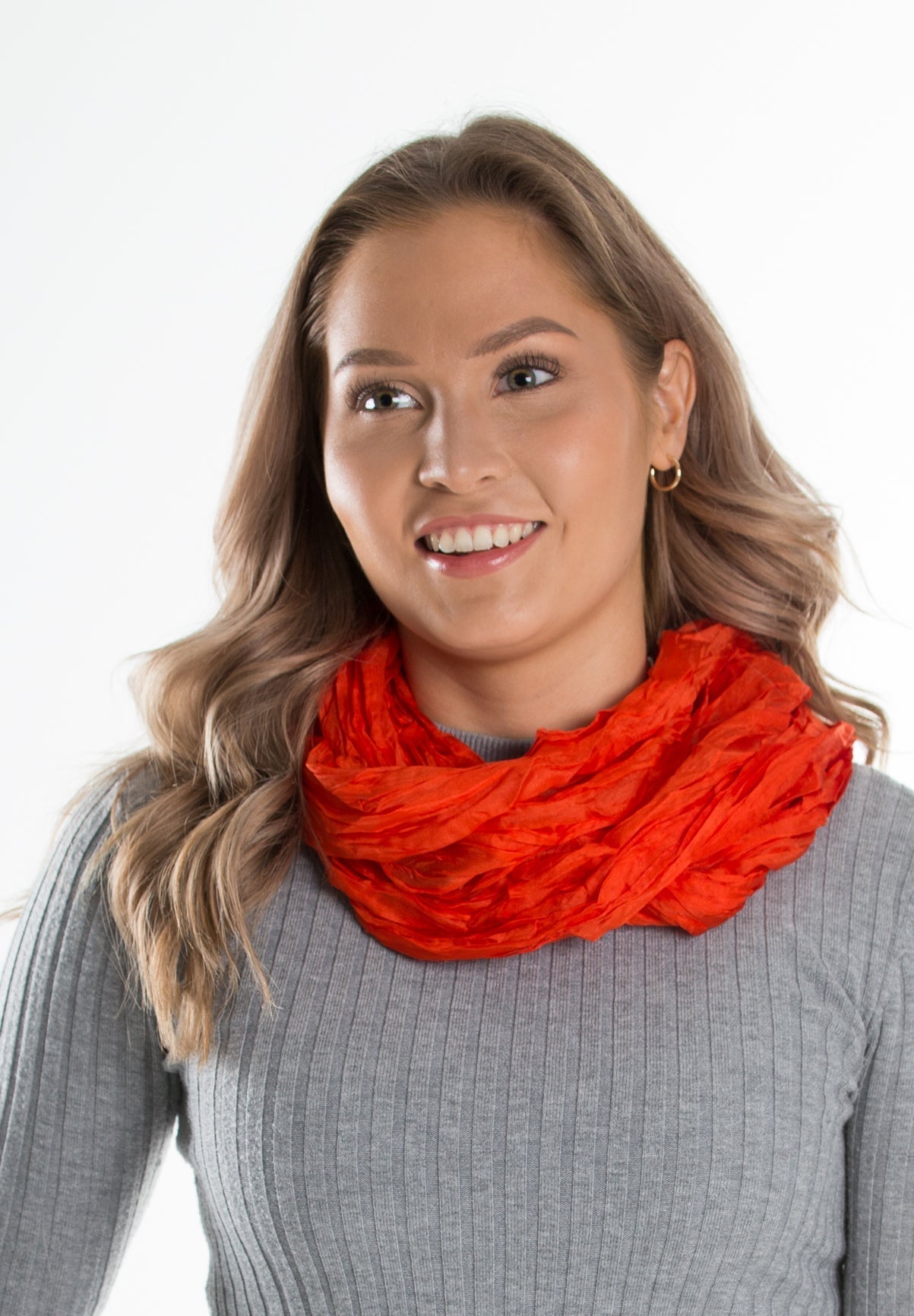 Kiana silkkihuivi tuubihuivi naisella kaulassa woman wearing lasessor kotimainen oranssi