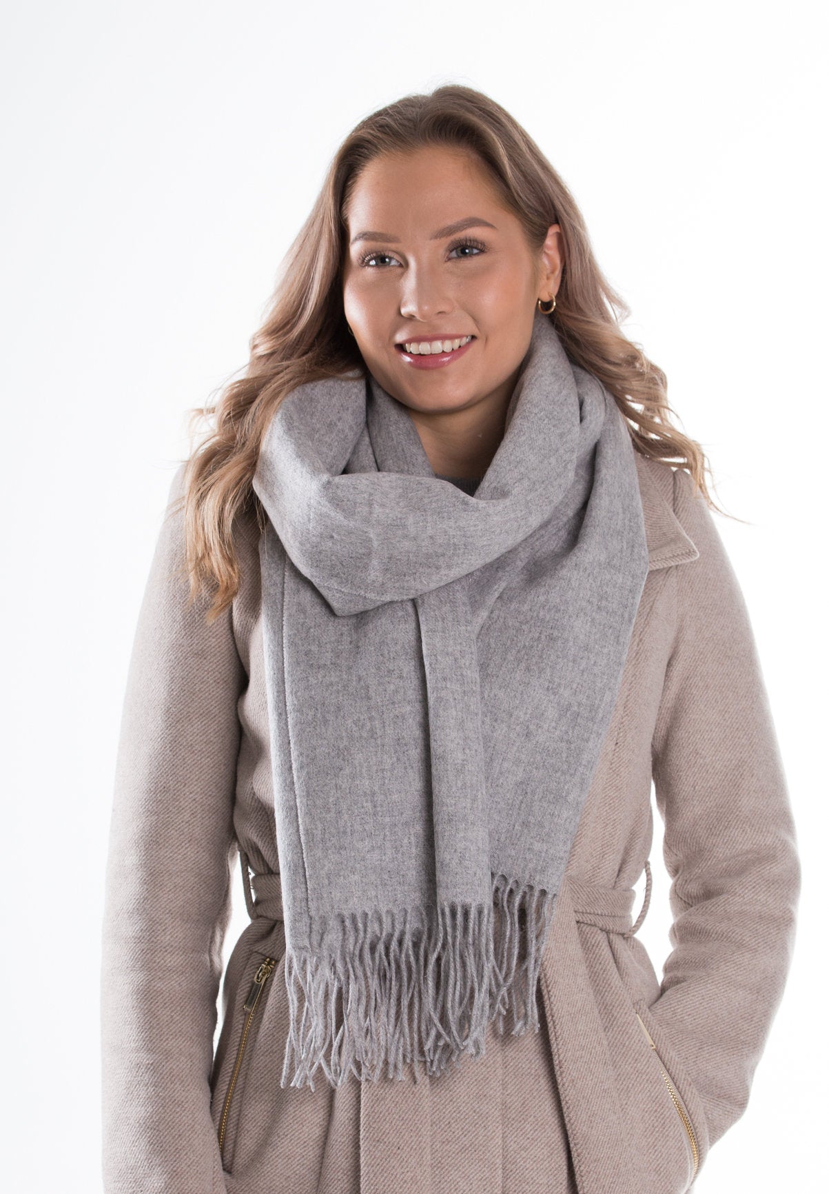 kuura villakaulahuivi hapsut lasessor kotimainen kaulassa naisella asuste harmaa