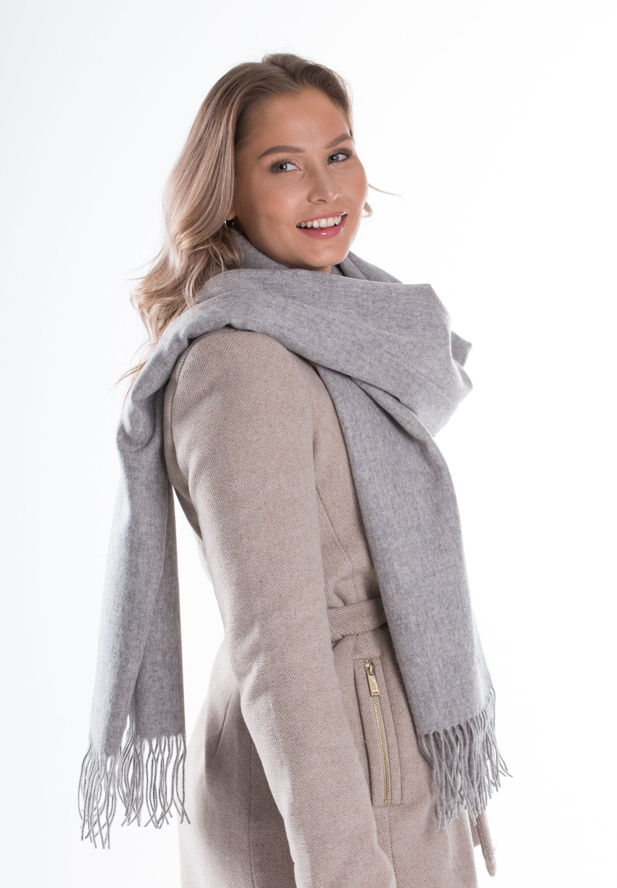 kuura villakaulahuivi kaulahuivi hapsut lasessor kotimainen kaulassa naisella asuste harmaa