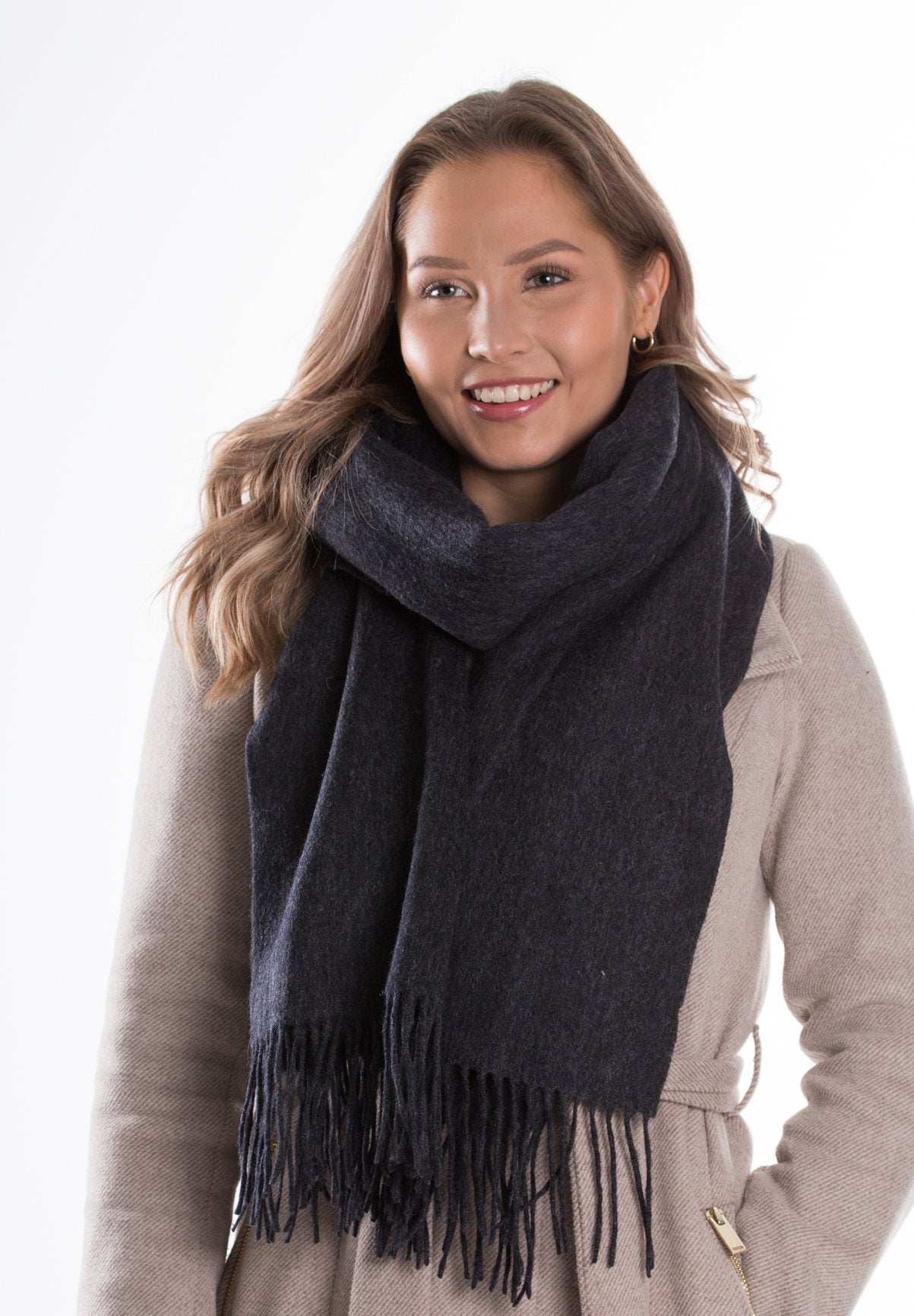 kuura villakaulahuivi hapsut lasessor kotimainen kaulassa naisella asuste