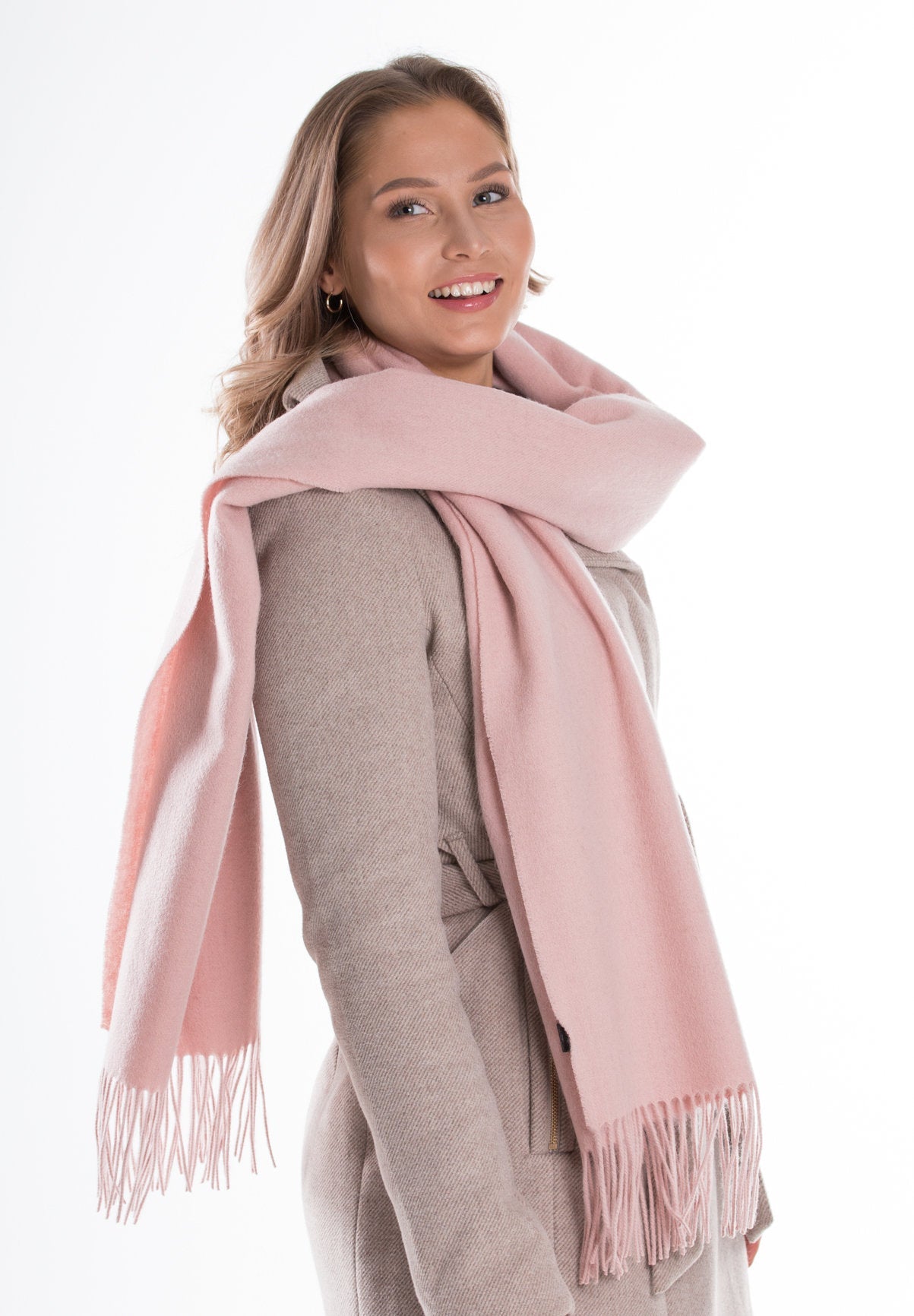 kuura villakaulahuivi kaulahuivi hapsut lasessor kotimainen kaulassa naisella asuste vaalea roosa vaaleanpunainen