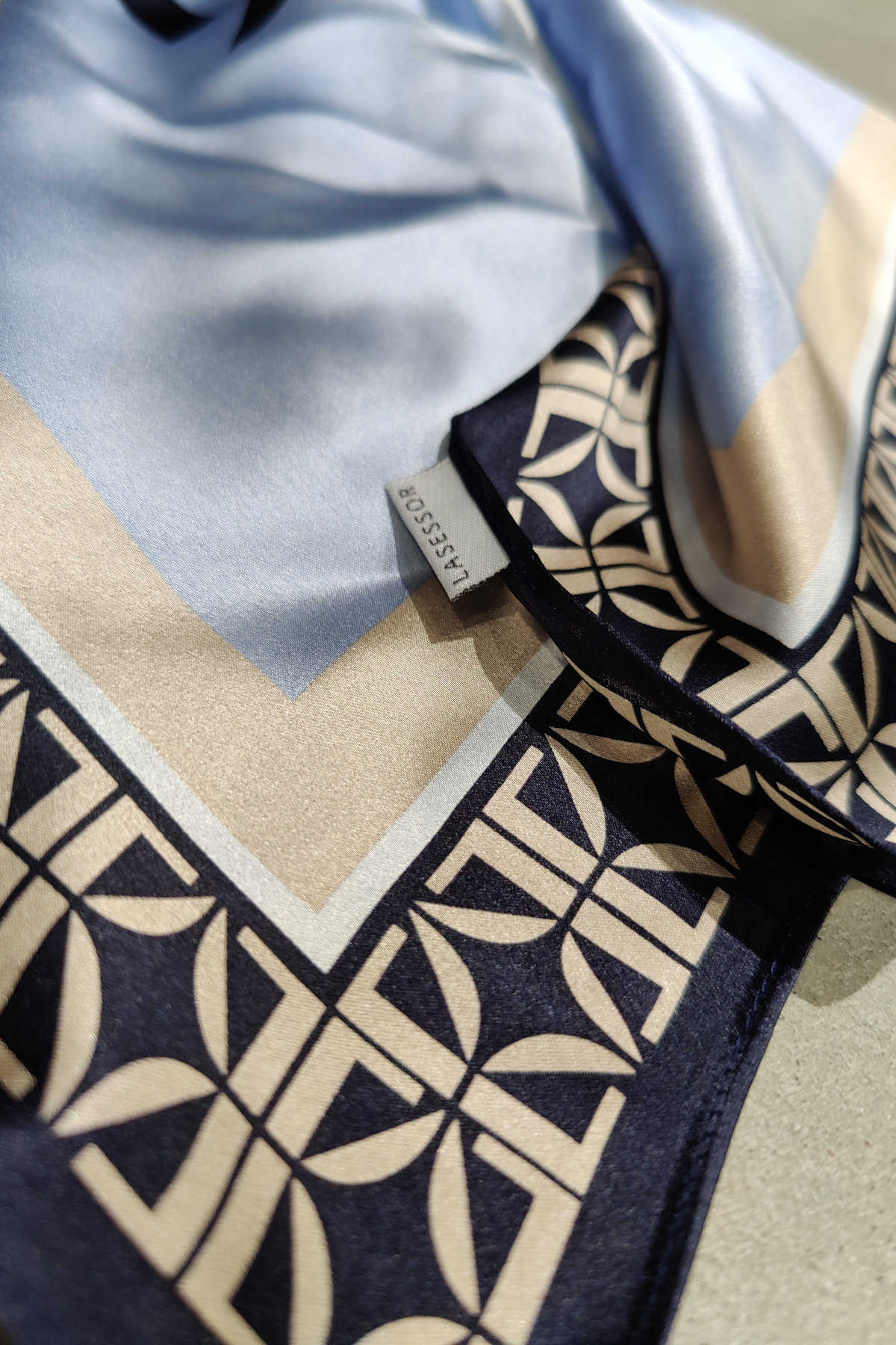 la adria silkkihuivi 53x53cm silk scarf pikkusilkki kotimainen lasessor tasokuva flatlay vaalean sininen