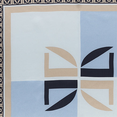 la adria silkkihuivi 53x53cm silk scarf pikkusilkki kotimainen lasessor lähikuva kuosi pattern vaalean sininen