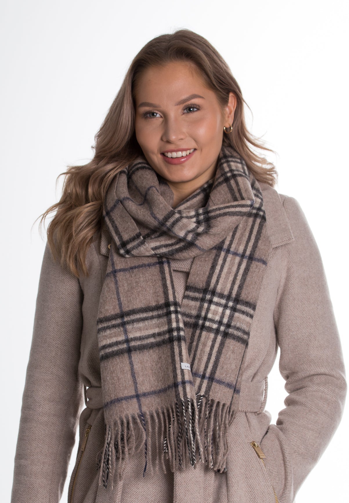 Nata villakaulahuivi lasessor naisen kaulassa ruutuhuivi kotimainen lasessor beige