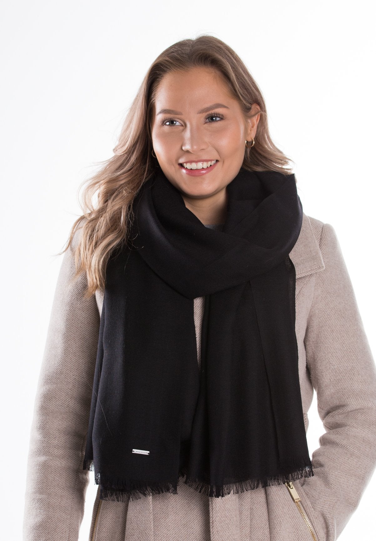 varna villahuivi kaulahuivi huivi scarf lasessor kotimainen kaulassa kiedottuna musta black