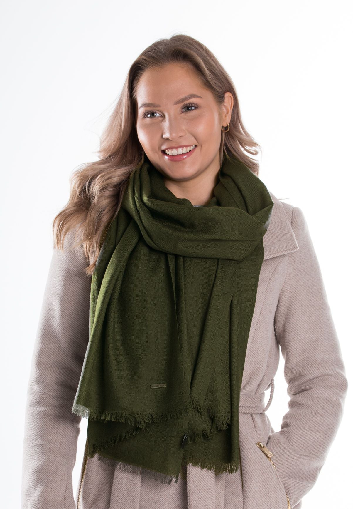 varna villahuivi kaulahuivi huivi scarf lasessor kotimainen kaulassa kiedottuna oliivi